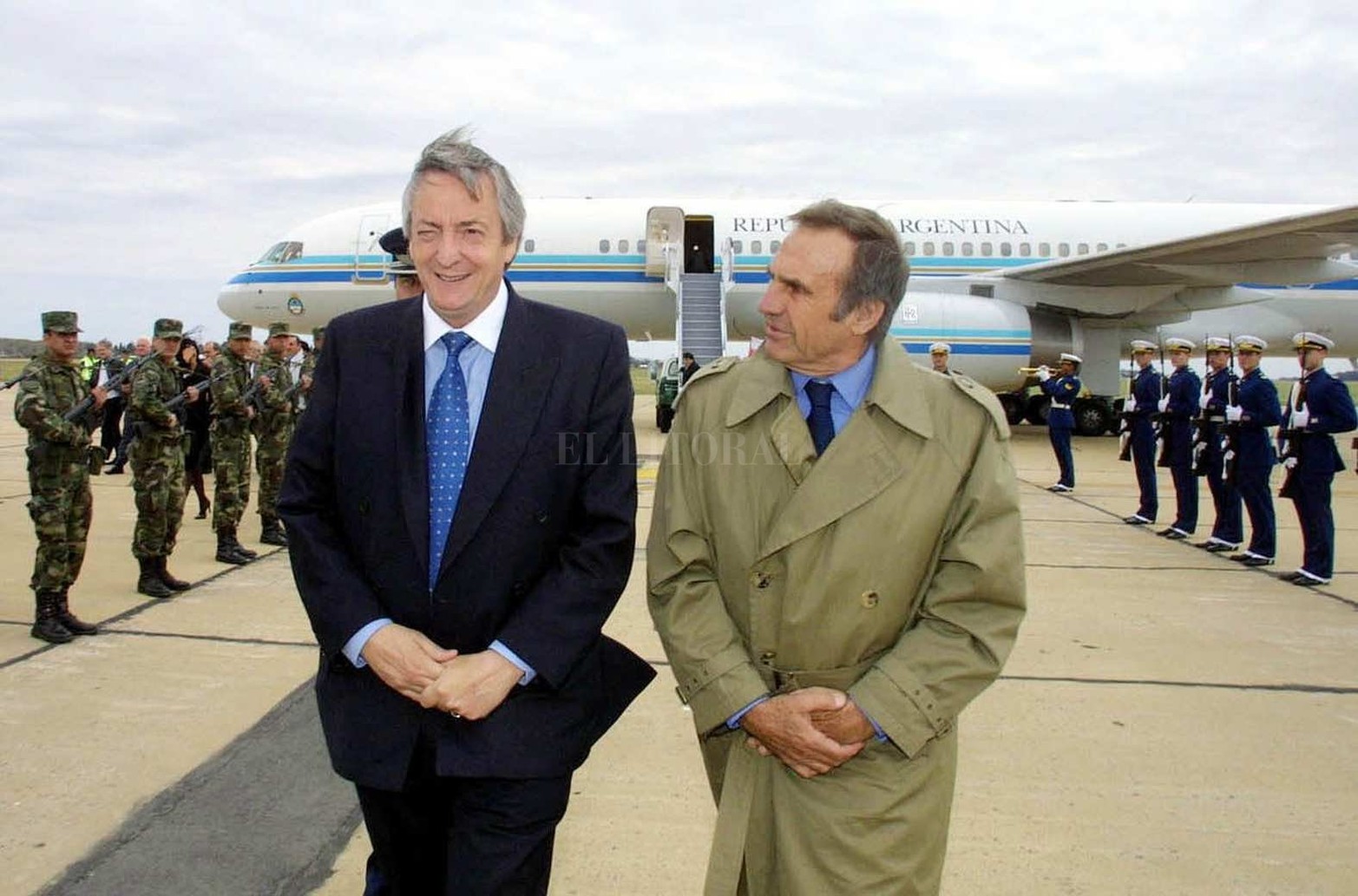20 de septiembre de 2003. El presidente Néstor Kirchner es recibido por el gobernador Carlos Reutemann. El motivo de la  visita del jefe de estado a la provincia fue la firma de los contratos para la construcción de obras viales y la remodelación de la circunvalación de Rosario.