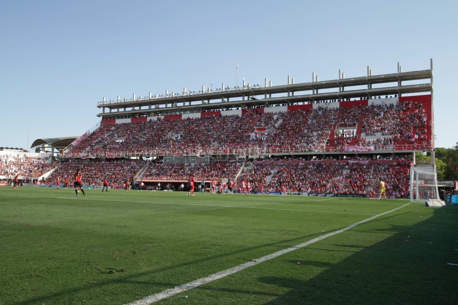 Inauguración y un 3 a 0 en el clásico. La platea alta del club Unión fue utilizada por primera vez para el clásico y tuvo un lleno total. La capacidad del estadio de Unión ahora es de 28.000 espectadores.