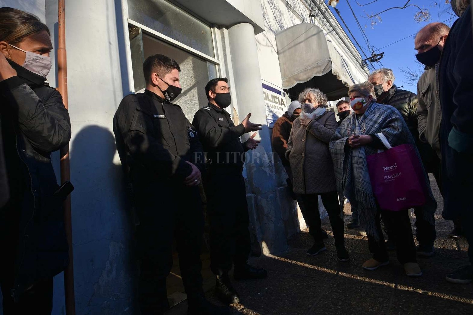 Vecinos de barrio Guadalupe protestaron este martes ante la seccional octava, reclamando por hechos de inseguridad que ocurren con mucha frecuencia en la zona.