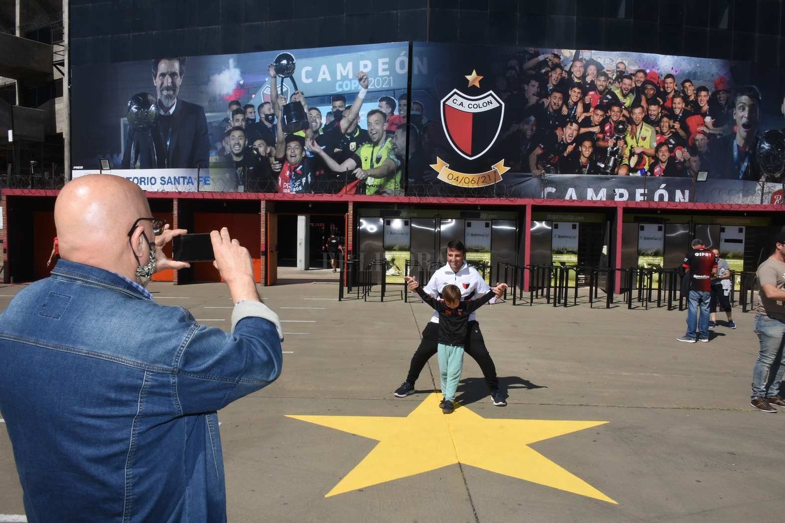 El ingreso principal del estadio de Colón "Brigadier López" luce renovado y con la histórica estrella conquistada el pasado viernes 4 de junio.
