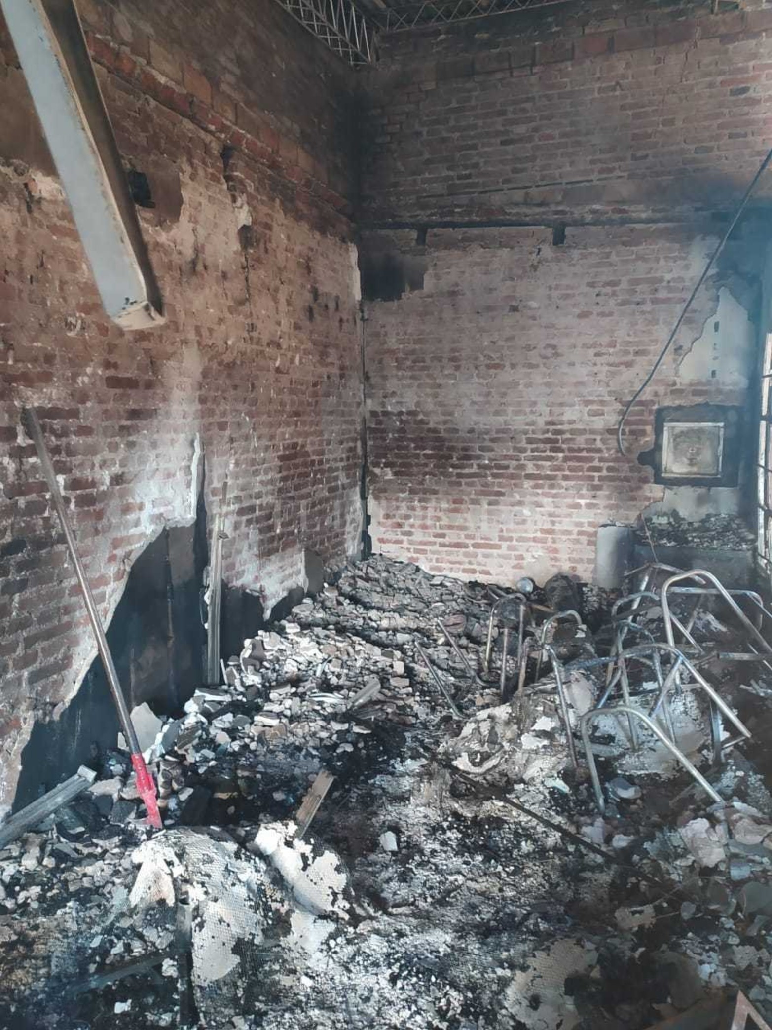 Un incendio de magnitud se desató en el interior del Club Social y Deportivo Santa Rosa. El fuego se concentró en la planta alta, en la sala de reunión de comisión directiva. Los daños fueron totales.