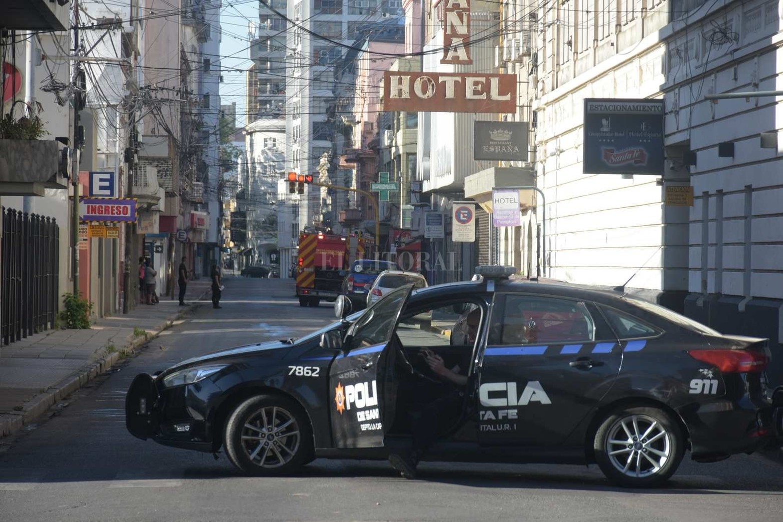 La sirena volvió a sonar en el cuartel de la Agrupación de Bomberos Zapadores de la URI este lunes, pasadas las 7 de la mañana, cuando debieron acudir de urgencia a un departamento céntrico, donde se produjo un principio de incendio en el sector de cocina