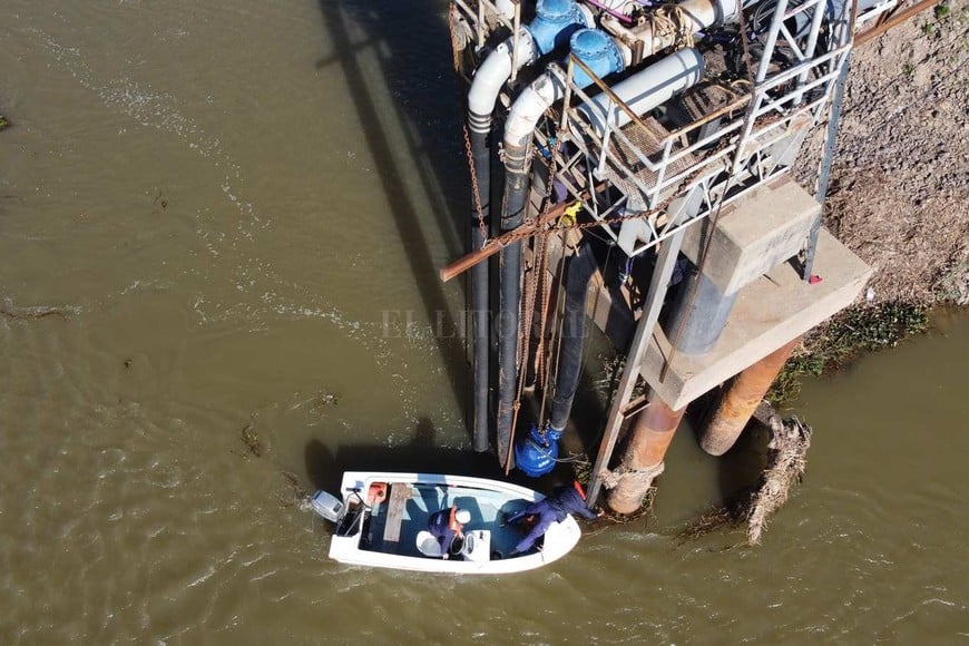 En fotos: colocan tercera bomba para extraer agua
