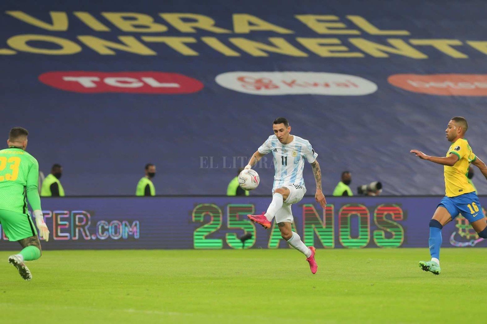 El gol de la final. Di María ya empalmó el pasé de Rodrigo Di Paul. Fue el único gol del partido que le otorgó a Argentina obtener la Copa América después de 28 años.