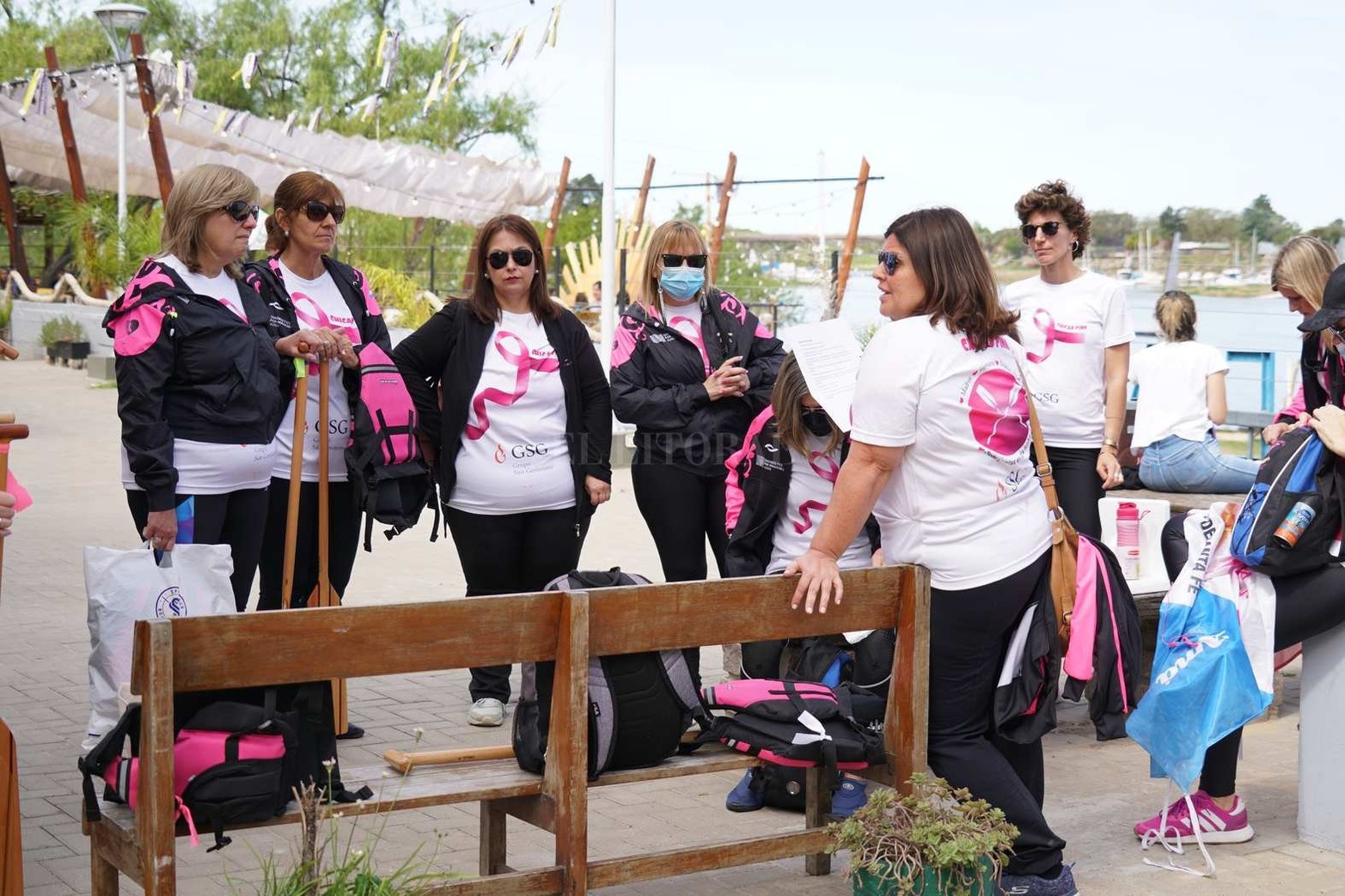Las chicas Pink cumplieron el sueño de tener su imponente góndola china. Son sobrevivientes de cáncer de mama.