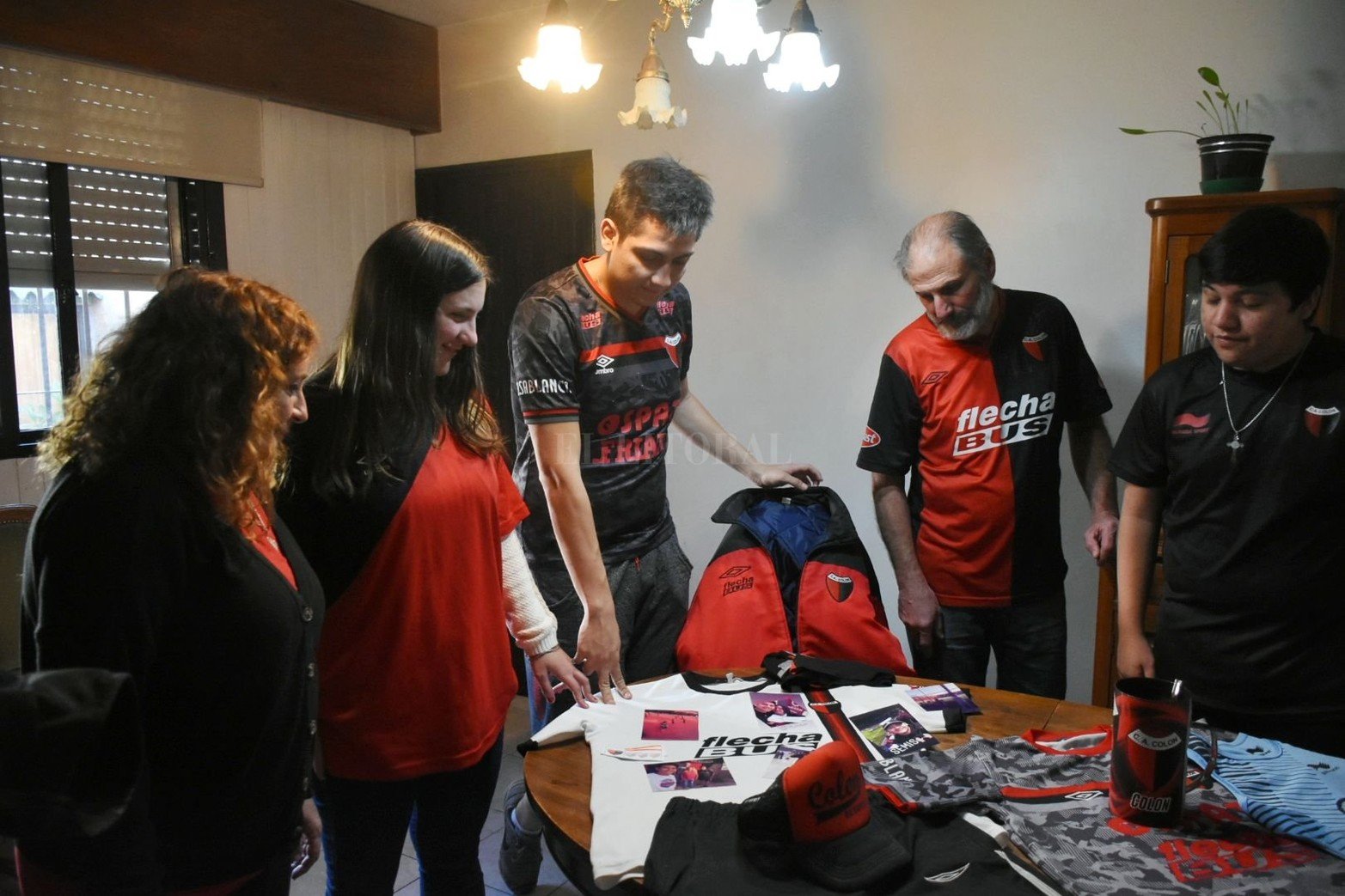 Los Aloy son una familia sanjuanina muy especial, todos son hinchas fanáticos del "sabalero". Jorge, el papá, es oriundo de Santo Tomé. En Santa Fe conoció a Claudia y juntos viven en San Juan desde hace 27 años. Sus hijos Santiago y Andrés, junto a Agustina (novia de Andrés), también son de Colón.