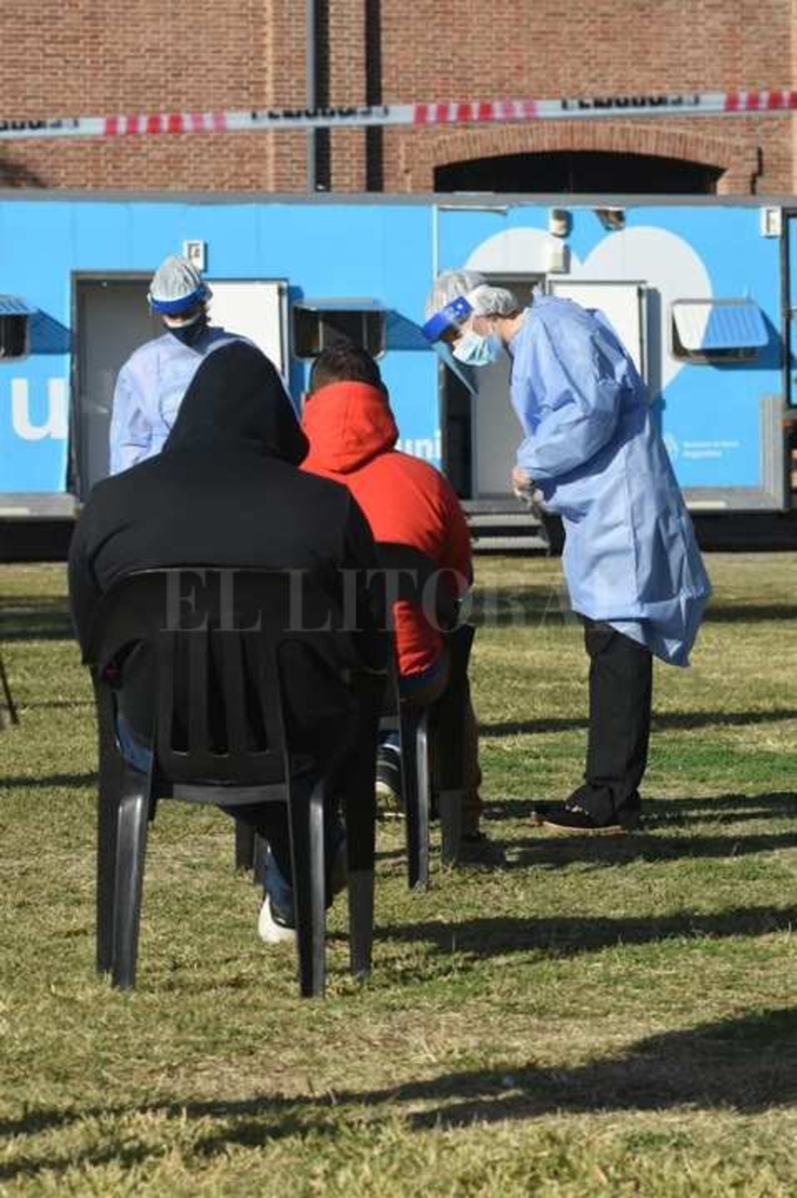Sin turnos. Pueden asistir personas que sientan síntomas covid. El viernes 4 está en Gálvez (Hosp. Alfredo Baetti); Sábado 5 en  Sauce Viejo en el Aeropuerto; Domingo 6 en Esperanza (Amado Aufranc 998); Lunes 7 en Barrio Yapeyú (12 de Octubre 9700) y Martes 8 en Barrio Centenario (10 de Junio al 400).