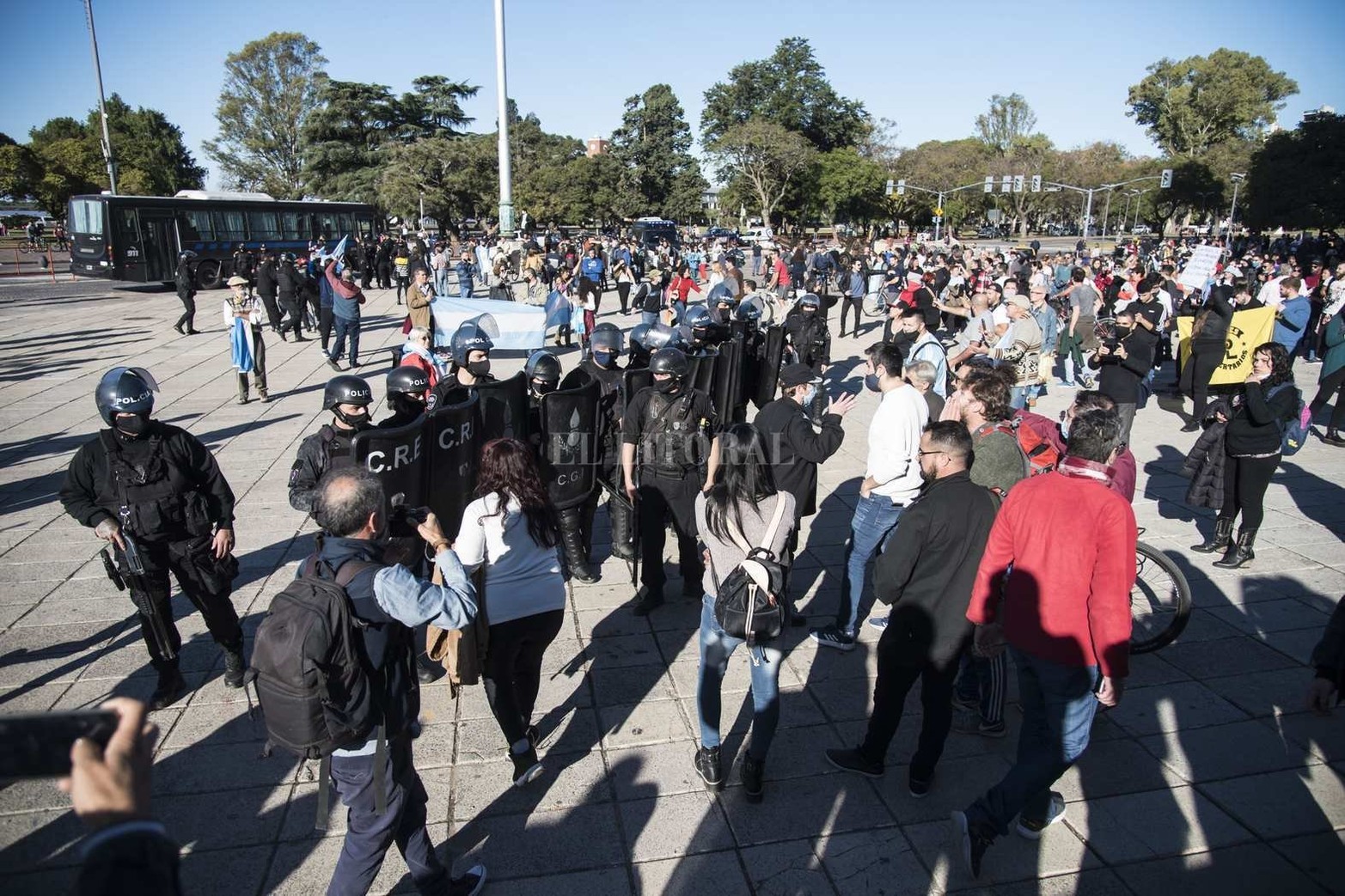 Un grupo numeroso de personas se manifestó en la zona del Monumento en contra de las medidas de aislamiento social que rigen hasta el 30 de junio. La Policía de la Provincia logró despejar la zona y se llevó detenidas a una veintena de personas.
