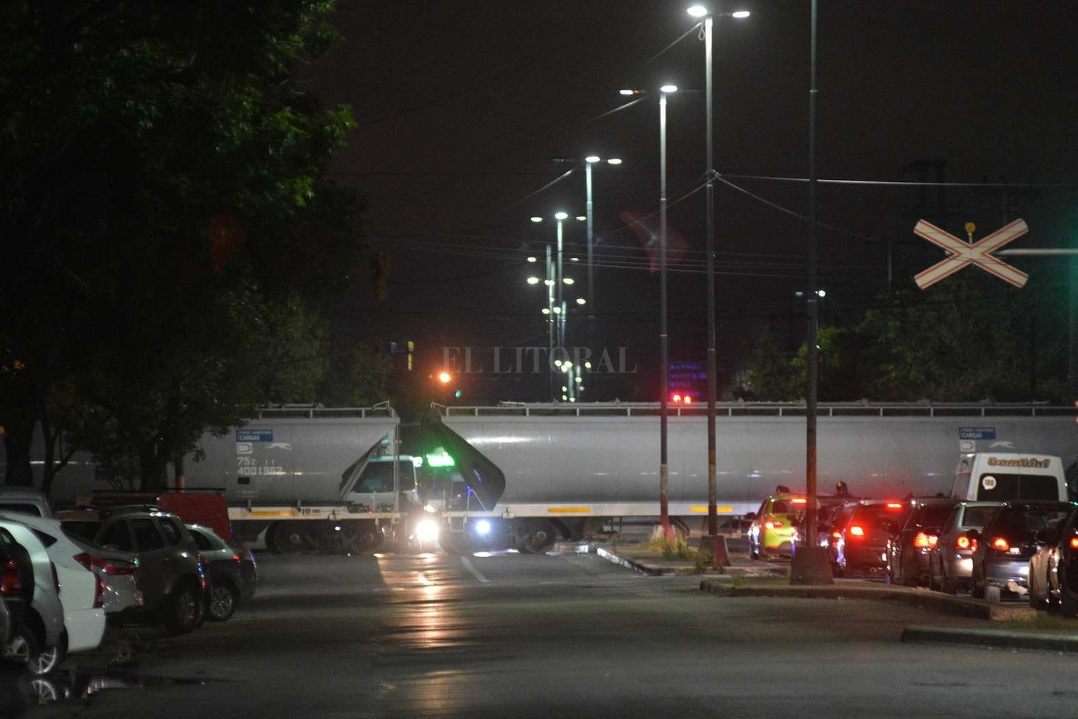 ¿Las últimas imágenes? Una formación de trenes de la empresa Belgrano Cargas en su paso por López y Planes y Pasaje Irala. Las obras para retirar los trenes de la ciudad dieron sus primeros pasos a principios de este mes. El proyecto contempla 15.5 km nuevos de vías y la modernización de otros 45 km; además de la construcción de un puente ferroviario de 900 metros sobre el río Salado. Se generarán más de 900 puestos de trabajo y se reducirán los costos logísticos un 30%. También se acotará en más de 8 horas el tiempo de viaje entre Santa Fe y los puertos del sur provincial.