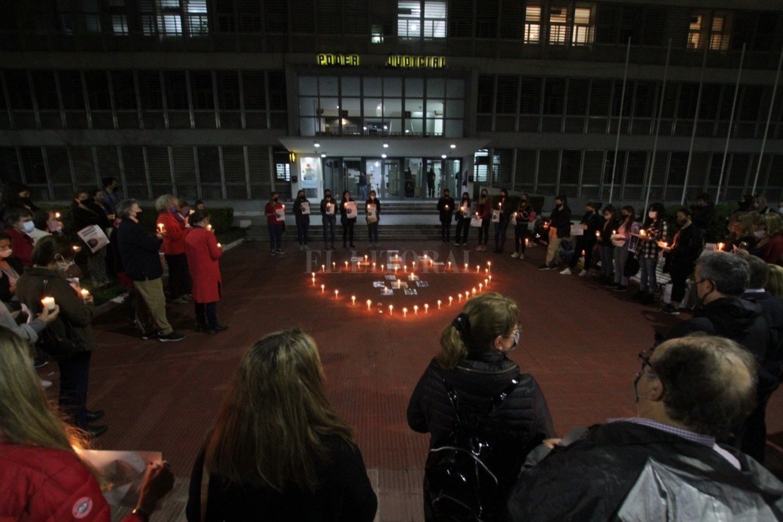 Familiares y amigos de Gonzalo Calleja se concentraron este jueves frente a los Tribunales de Paraná para pedir el esclarecimiento del crimen del joven contador.