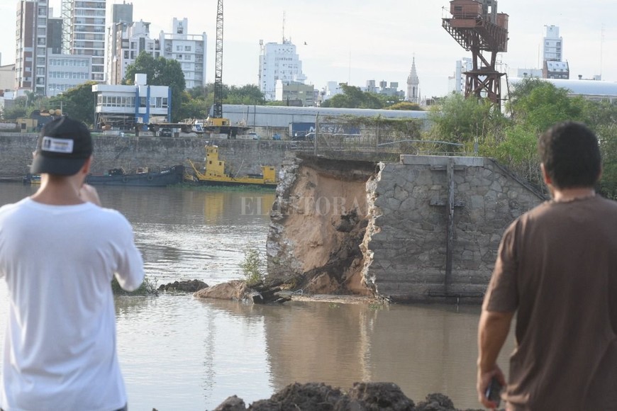 Se desmoronó una vieja construcción que divide los diques en el puerto de Santa Fe