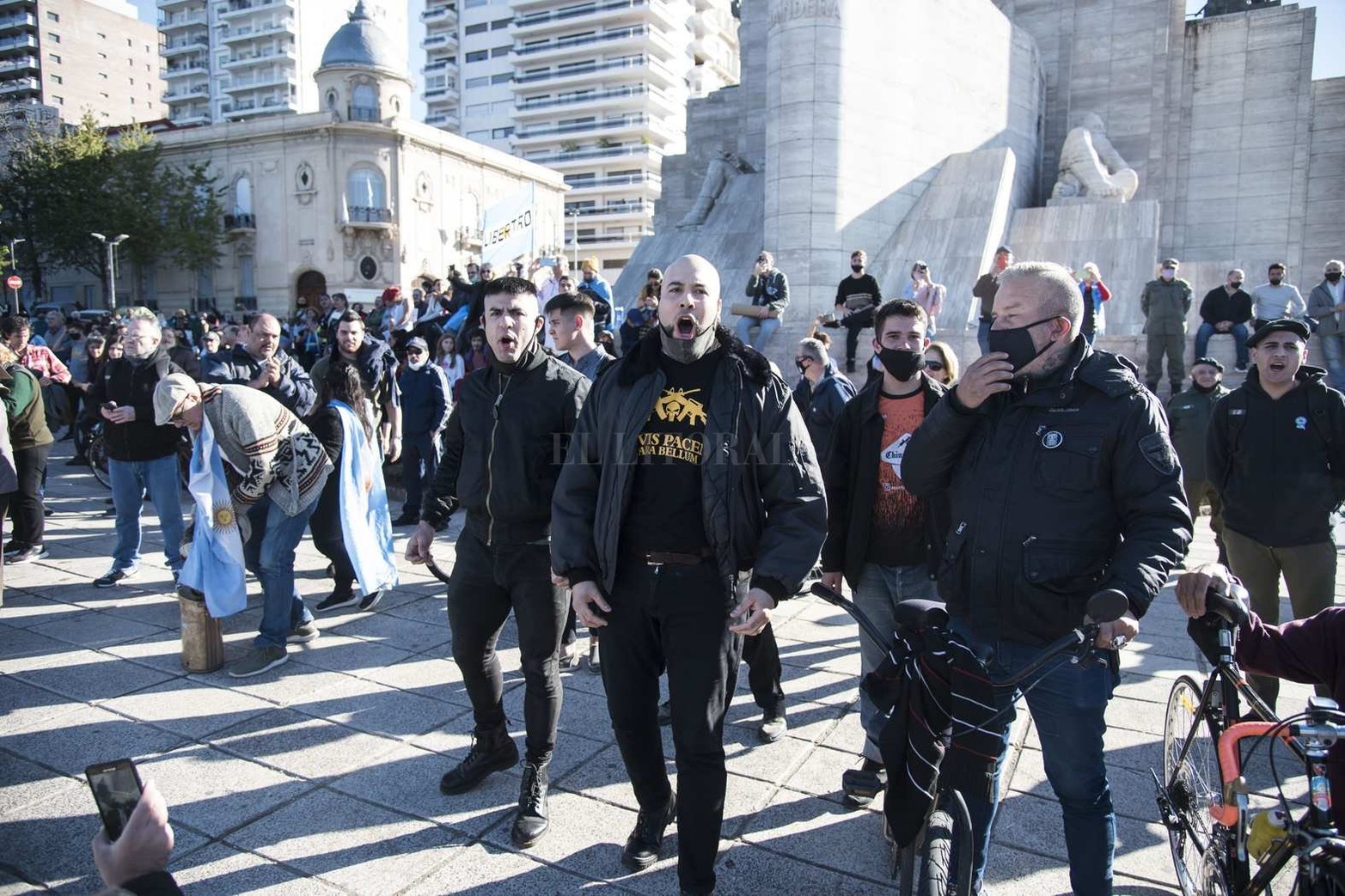 Un grupo numeroso de personas se manifestó en la zona del Monumento en contra de las medidas de aislamiento social que rigen hasta el 30 de junio. La Policía de la Provincia logró despejar la zona y se llevó detenidas a una veintena de personas.
