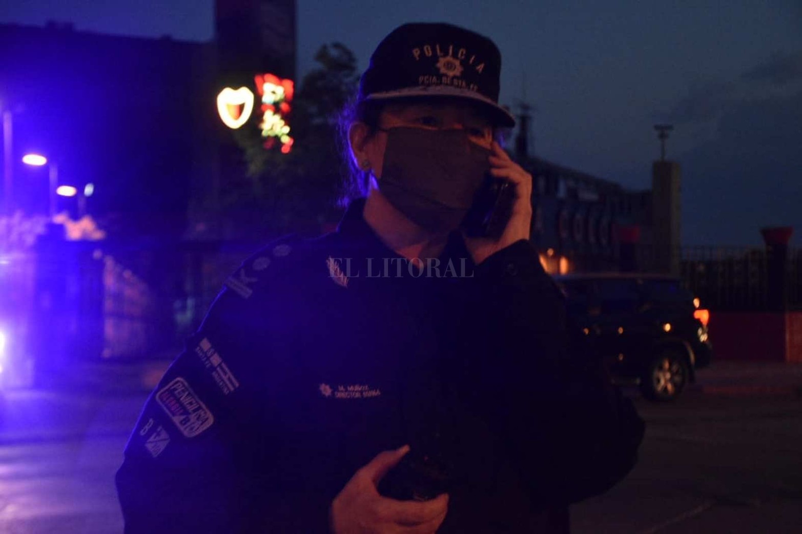 La jefa de la URI Marcela Muñoz en la cancha de Colón.