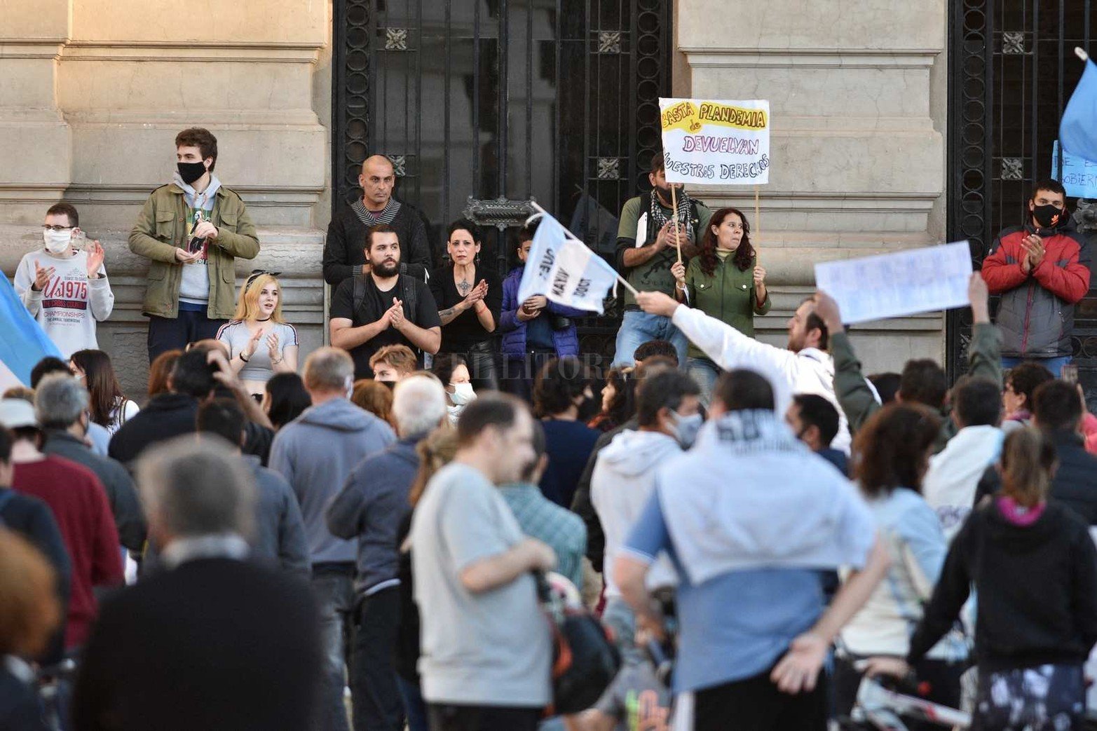Comerciantes, gastronómicos y propietarios de gimnasios de la ciudad de Santa Fe se dieron cita frente a la Casa de Gobierno para protestar contra el nuevo cierre de actividades por el incremento de casos de coronavirus en la región.