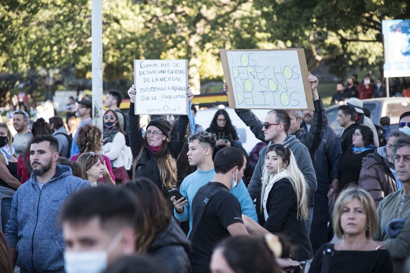 Un grupo numeroso de personas se manifestó en la zona del Monumento en contra de las medidas de aislamiento social que rigen hasta el 30 de junio. La Policía de la Provincia logró despejar la zona y se llevó detenidas a una veintena de personas.