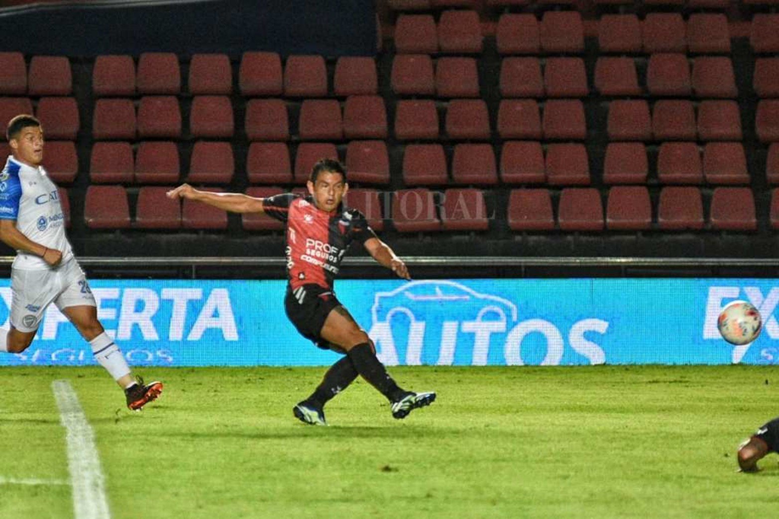 El segundo gol. El disparo de Luis Miguel Rodríguez.