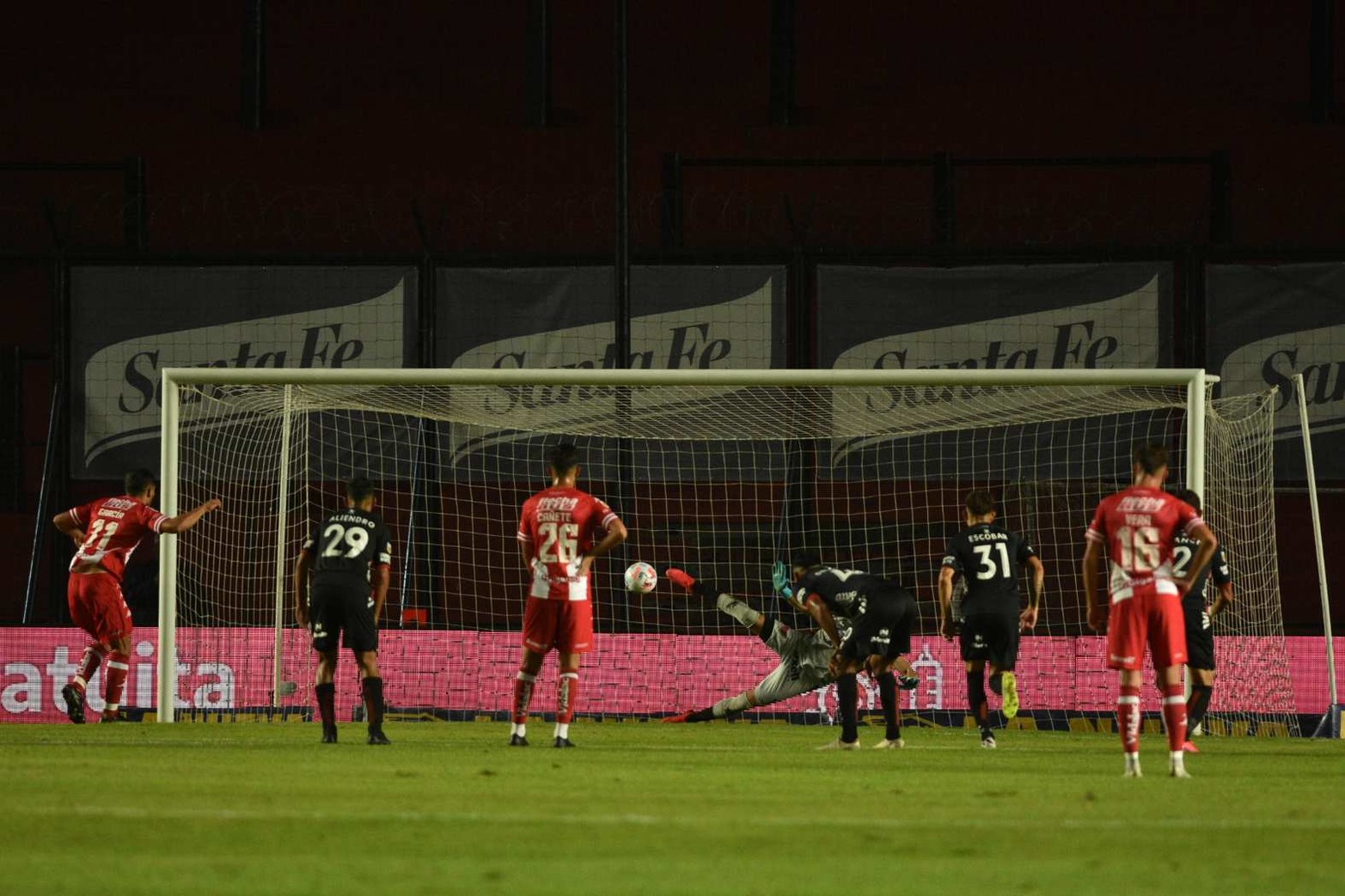 El penal de Juan Manuel García, fuerte y al medio. El arquero Burian dejó el pie levantado pero no pudo tocarla. Fue el gol del empate.