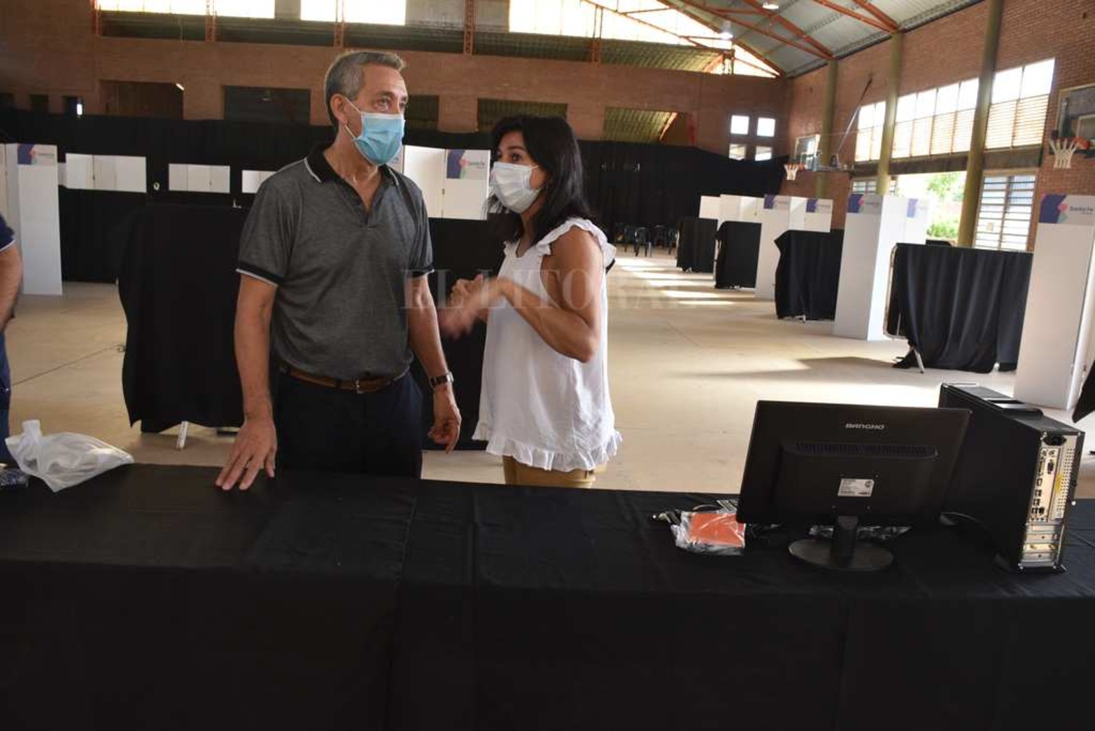 El lugar que suele utilizar el Ministerio de Educación para otorgar las titularizaciones docentes, se montó para la vacunación a los docentes. Es el Centro de Educación Física, ubicado en avenida Galicia y Las Heras.