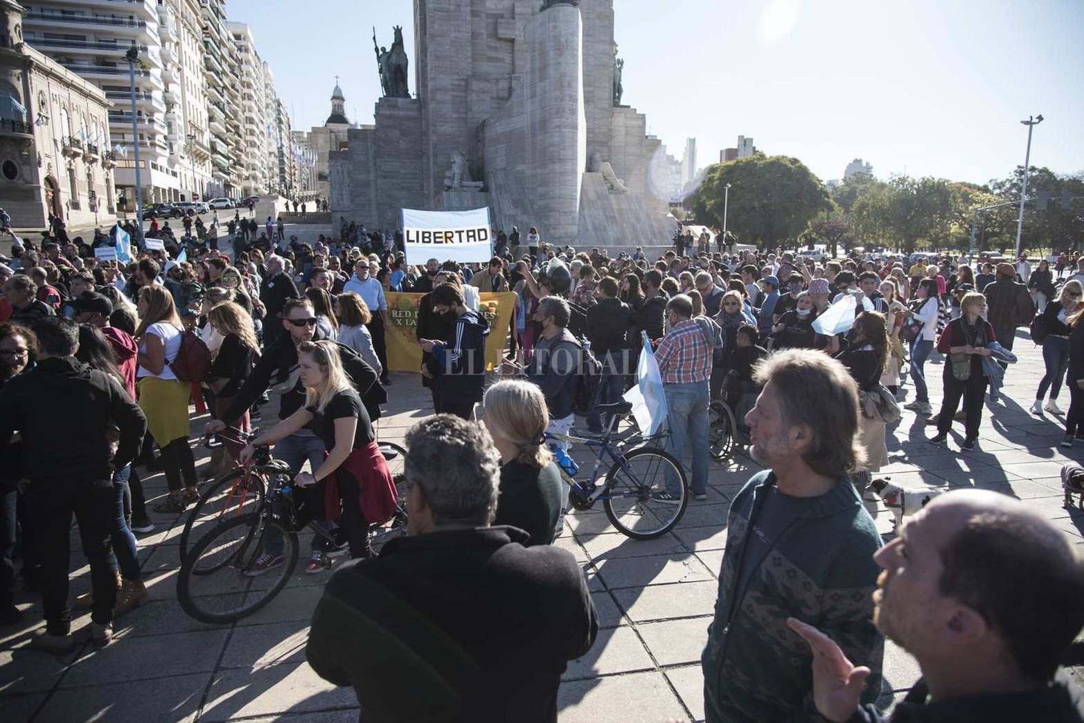 Un grupo numeroso de personas se manifestó en la zona del Monumento en contra de las medidas de aislamiento social que rigen hasta el 30 de junio. La Policía de la Provincia logró despejar la zona y se llevó detenidas a una veintena de personas.