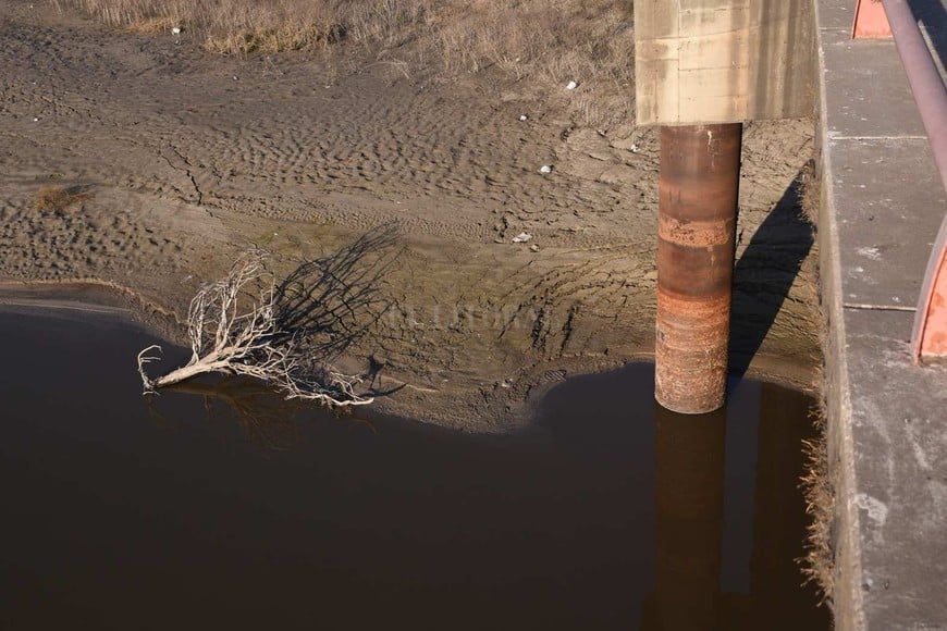 Río Salado, la bajante desde el puente autopista Santa Fe-Rosario