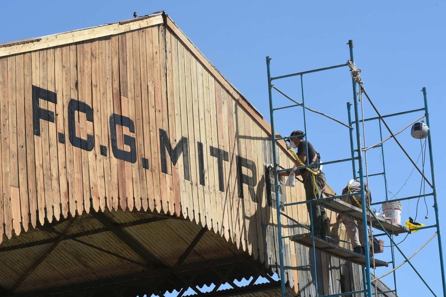 Continúan las obras de remodelación de la estación de trenes Mitre. Ubicada en la zona sur de la ciudad, la terminal va por su restauración y puesta en valor como un lugar de encuentro más que se suma a la ciudad.