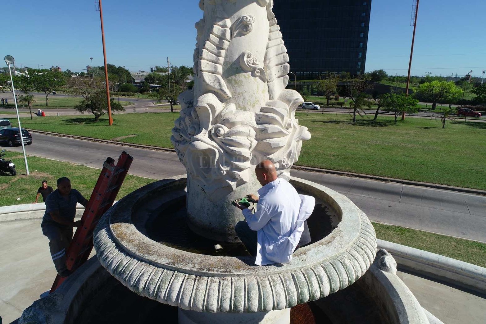 Escultura con historia. La Fuente de la Cordialidad vuelve a lucir sus mejores galas como la puerta de entrada a Santa Fe. Fue restaurada por Eduardo Gómez en un trabajo encargado por el municipio.
