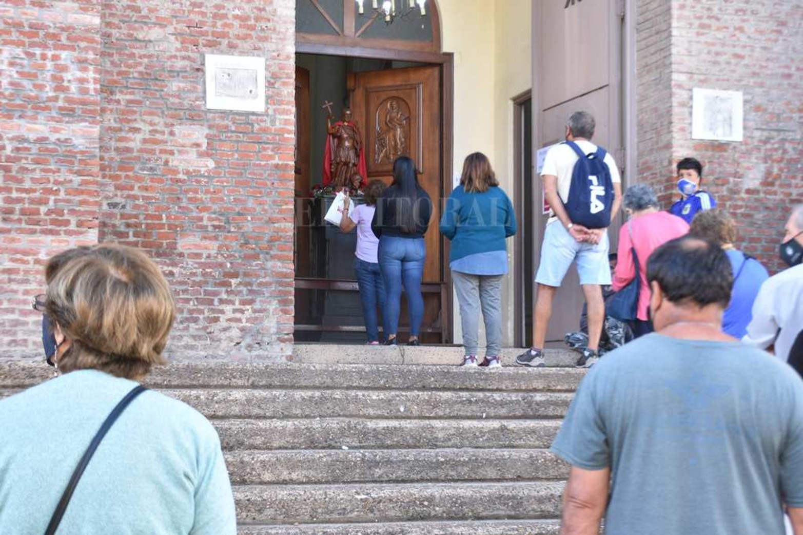 Como cada 19 del mes, ciento de fieles se acercaron hasta la parroquia Sagrado Corazón de Jesús, de calle 4 de enero 2452, para pedir una oración y agradecer.