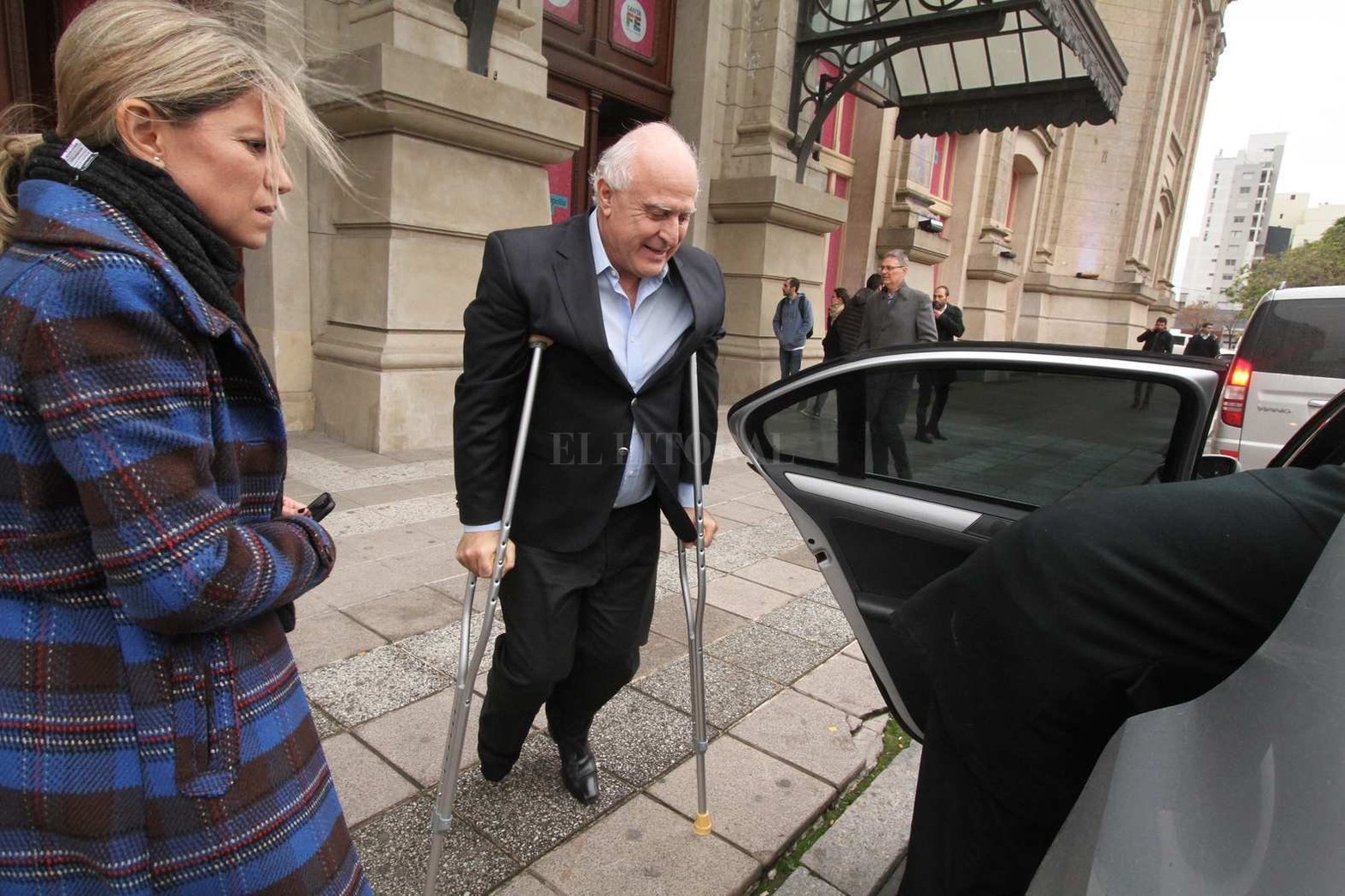 En muletas frente a casa de Gobierno.