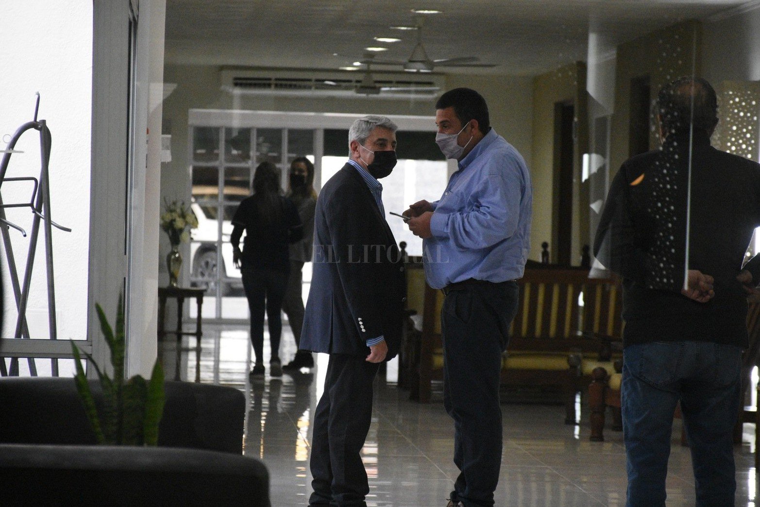 Desde temprano, familiares y allegados acompañan el velatorio del senador nacional. Reutemann murió hoy a los 79 años tras permanecer dos meses hospitalizado.