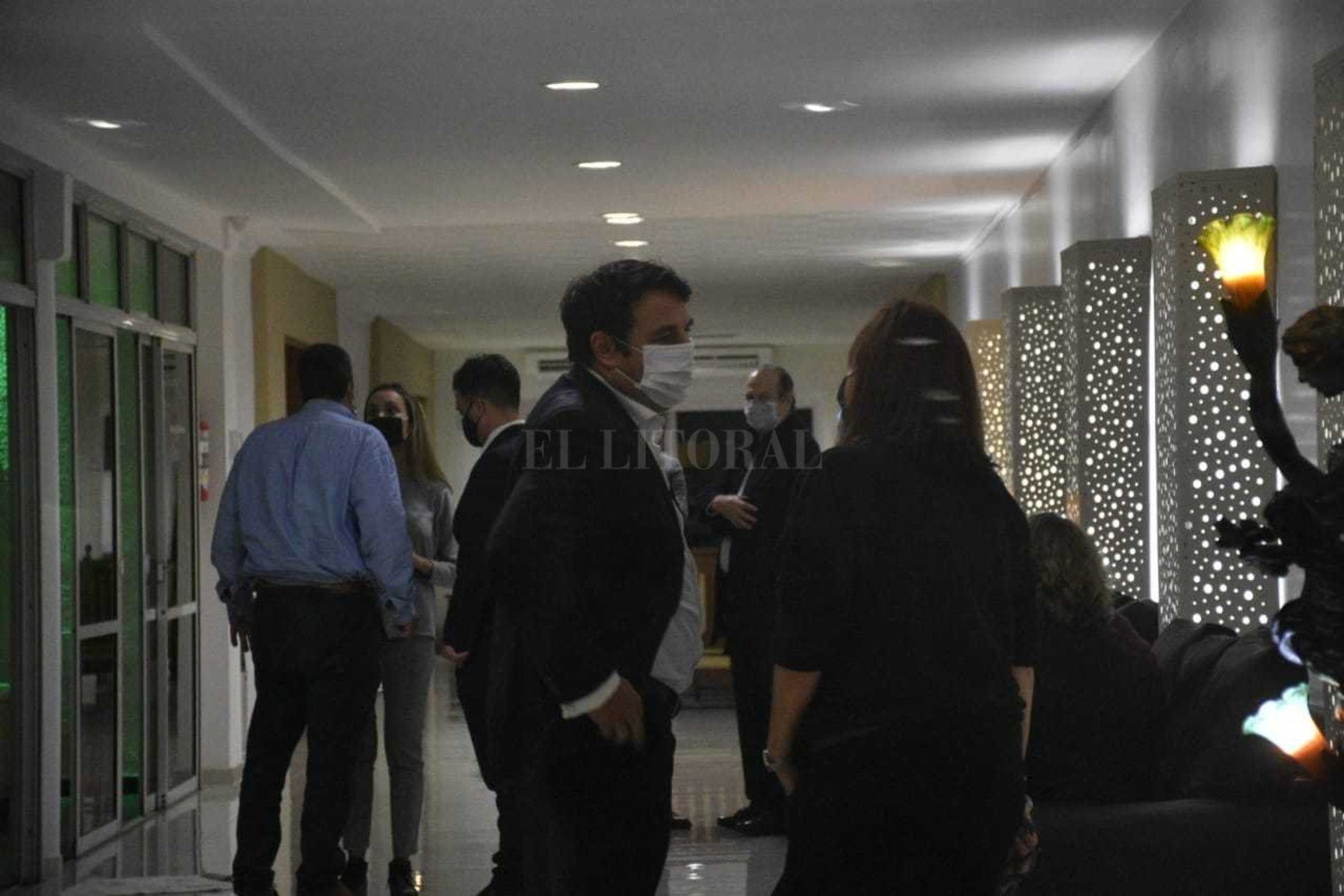 Desde temprano, familiares y allegados acompañan el velatorio del senador nacional. Reutemann murió hoy a los 79 años tras permanecer dos meses hospitalizado.