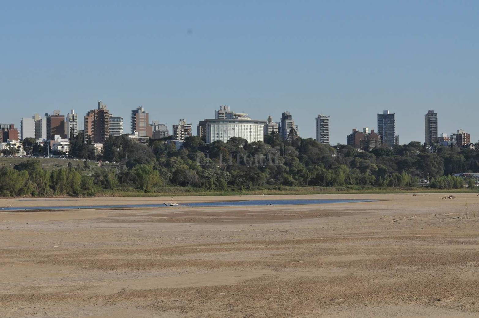 Frente a la ciudad de Paraná, entre las las islas Corupi y Puente, un banco de arena gigante llama la atención. Aquí imágenes de textura del lecho del río.