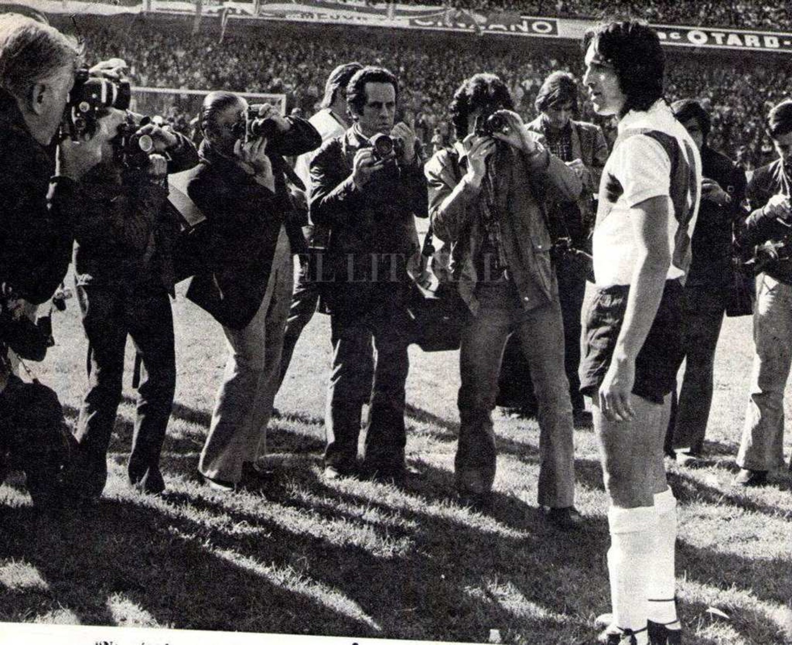 En 1975, en el primer super clásico frente a Boca en la Bombonera.