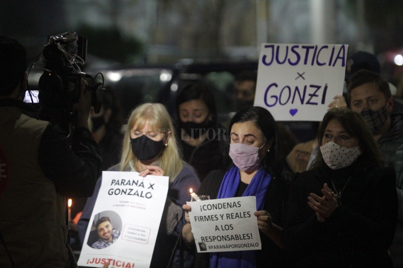 Familiares y amigos de Gonzalo Calleja se concentraron este jueves frente a los Tribunales de Paraná para pedir el esclarecimiento del crimen del joven contador.