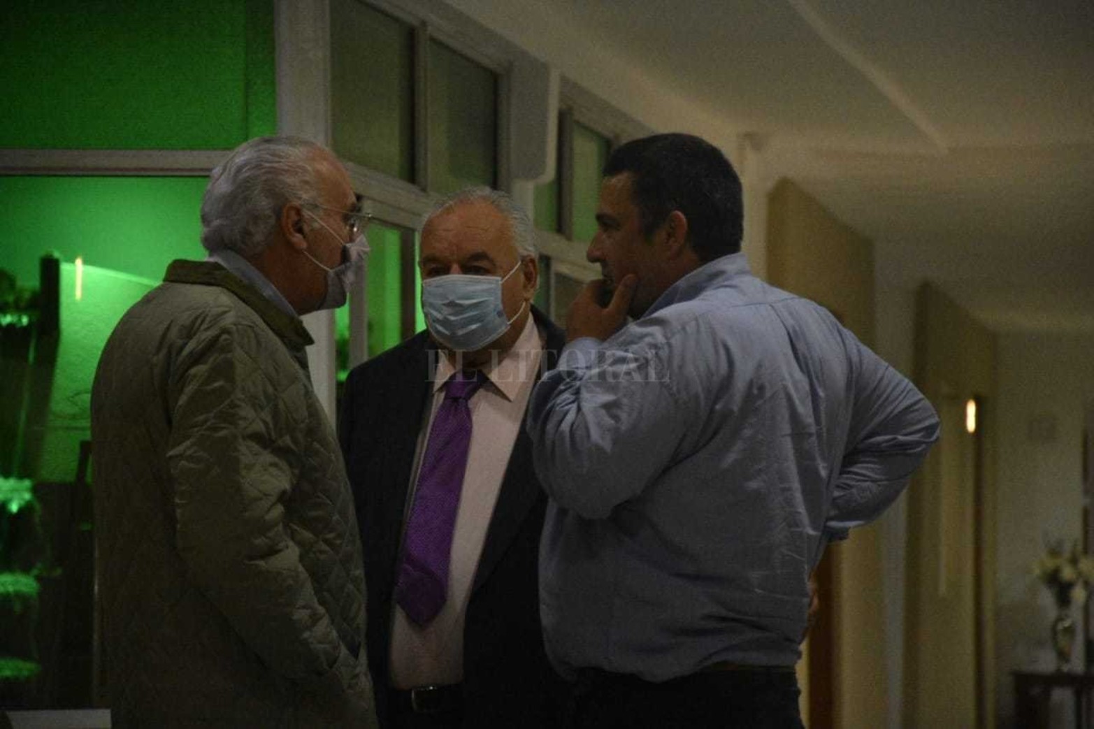 Desde temprano, familiares y allegados acompañan el velatorio del senador nacional. Reutemann murió hoy a los 79 años tras permanecer dos meses hospitalizado.