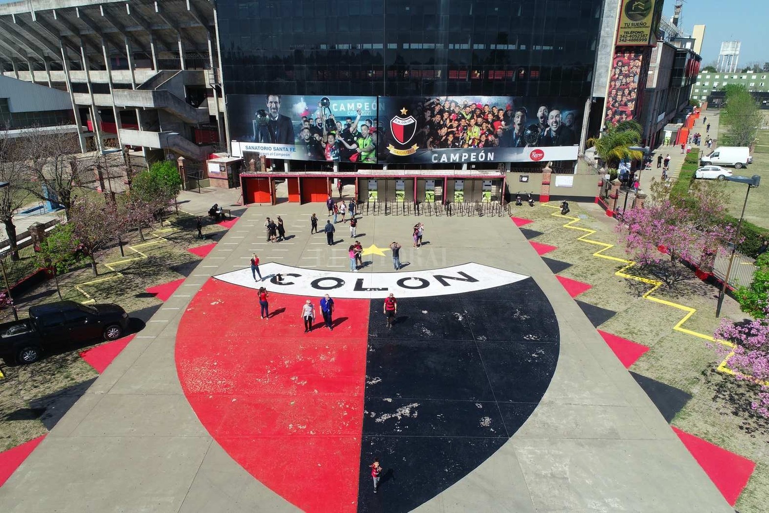 El ingreso principal del estadio de Colón "Brigadier López" luce renovado y con la histórica estrella conquistada el pasado viernes 4 de junio.