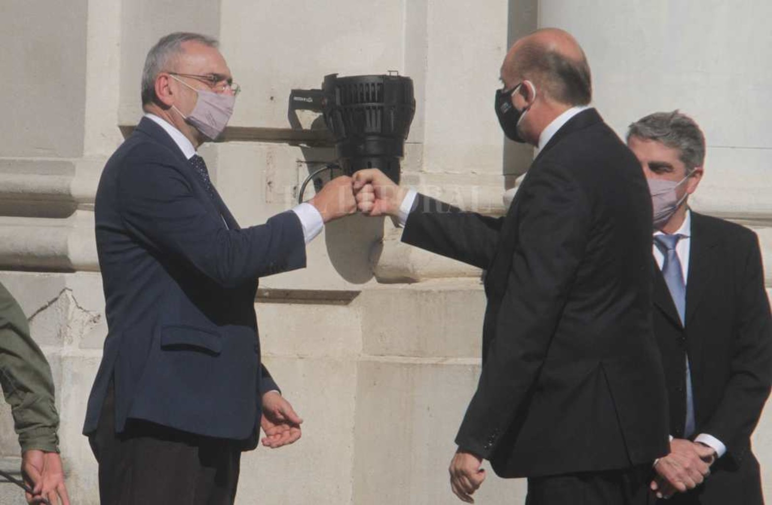 Los legisladores que recibieron al gobernador.