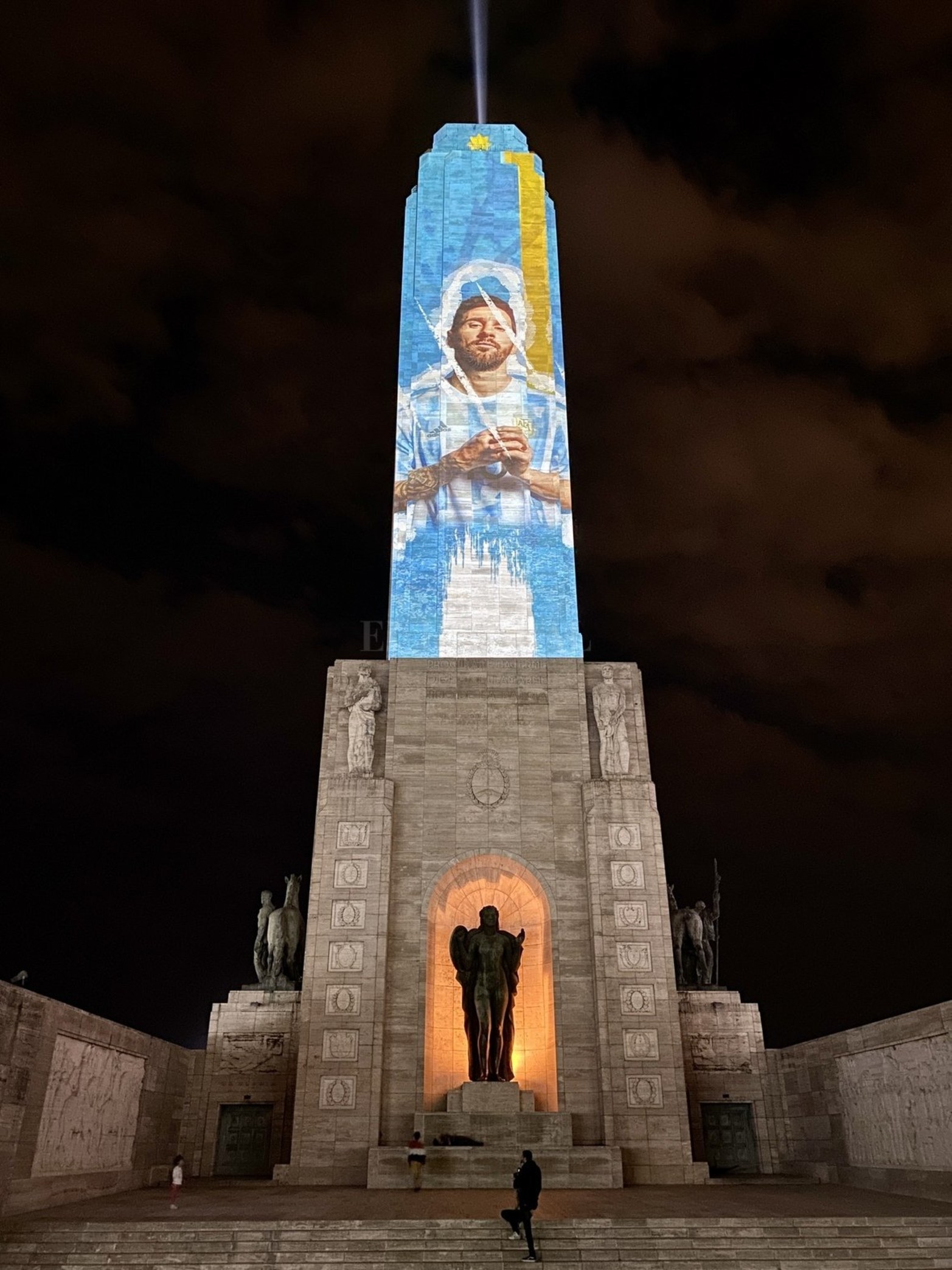 El Monumento a la Bandera de Rosario, ciudad natal de Lionel Messi, se iluminó este viernes por la noche con los colores celeste y blanco y fue soporte de un video mapping.