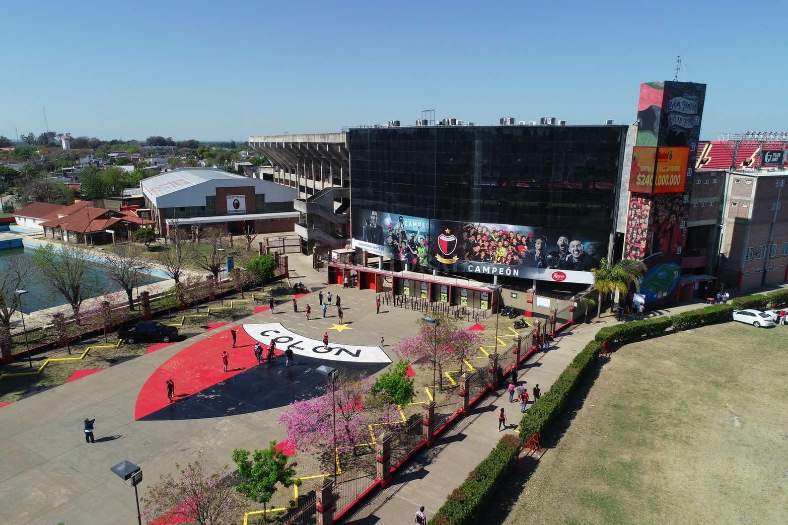 El ingreso principal del estadio de Colón "Brigadier López" luce renovado y con la histórica estrella conquistada el pasado viernes 4 de junio.