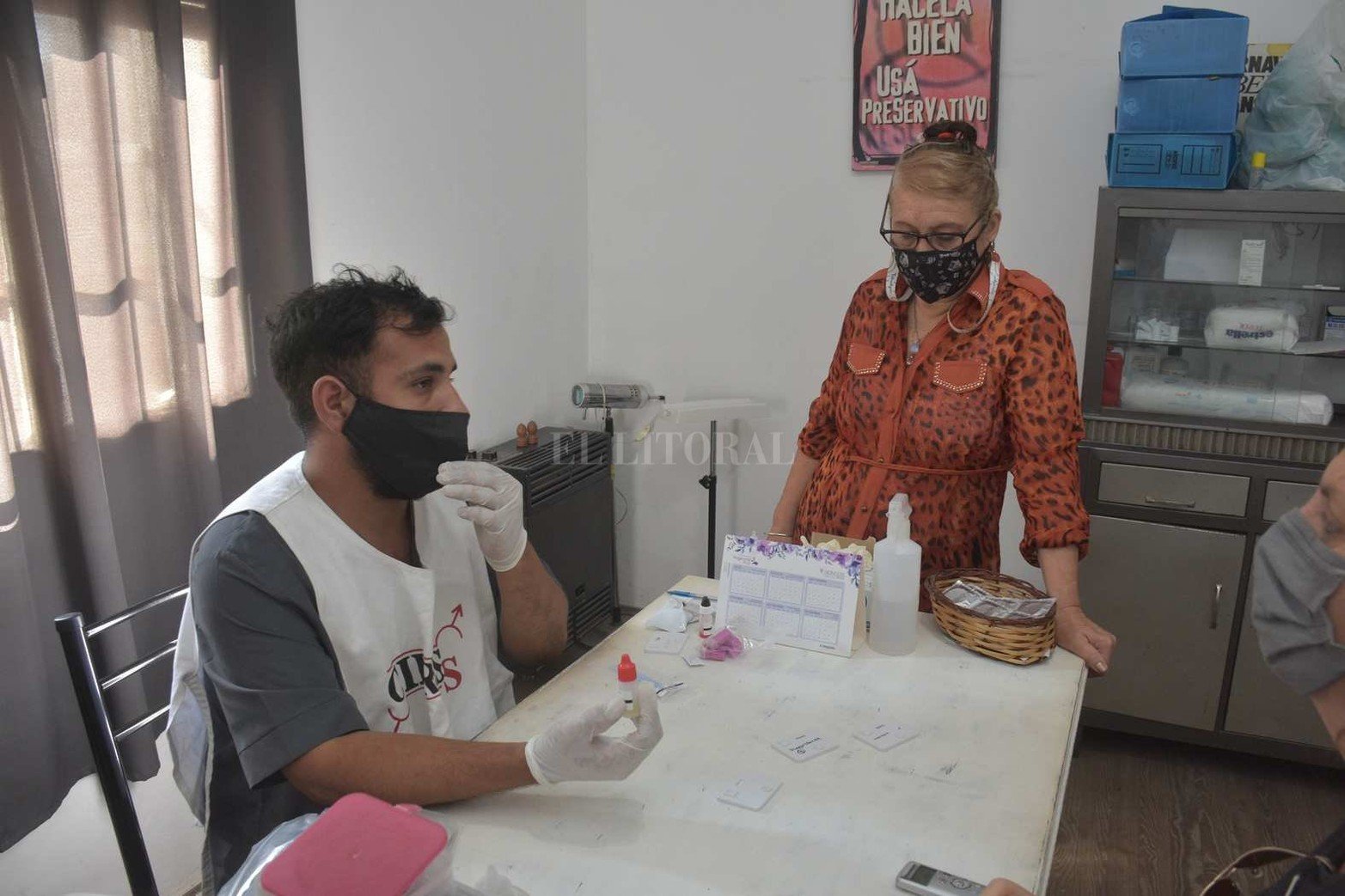 Ángel Díaz, estudiante en Administración de la Salud, y María Rosa Sotomayor, técnica en Análisis Clínicos, se encargan de realizar las pruebas a quienes se acercan en forma voluntaria a la sede de calle San Lorenzo 3052 de la ciudad de Santa Fe.