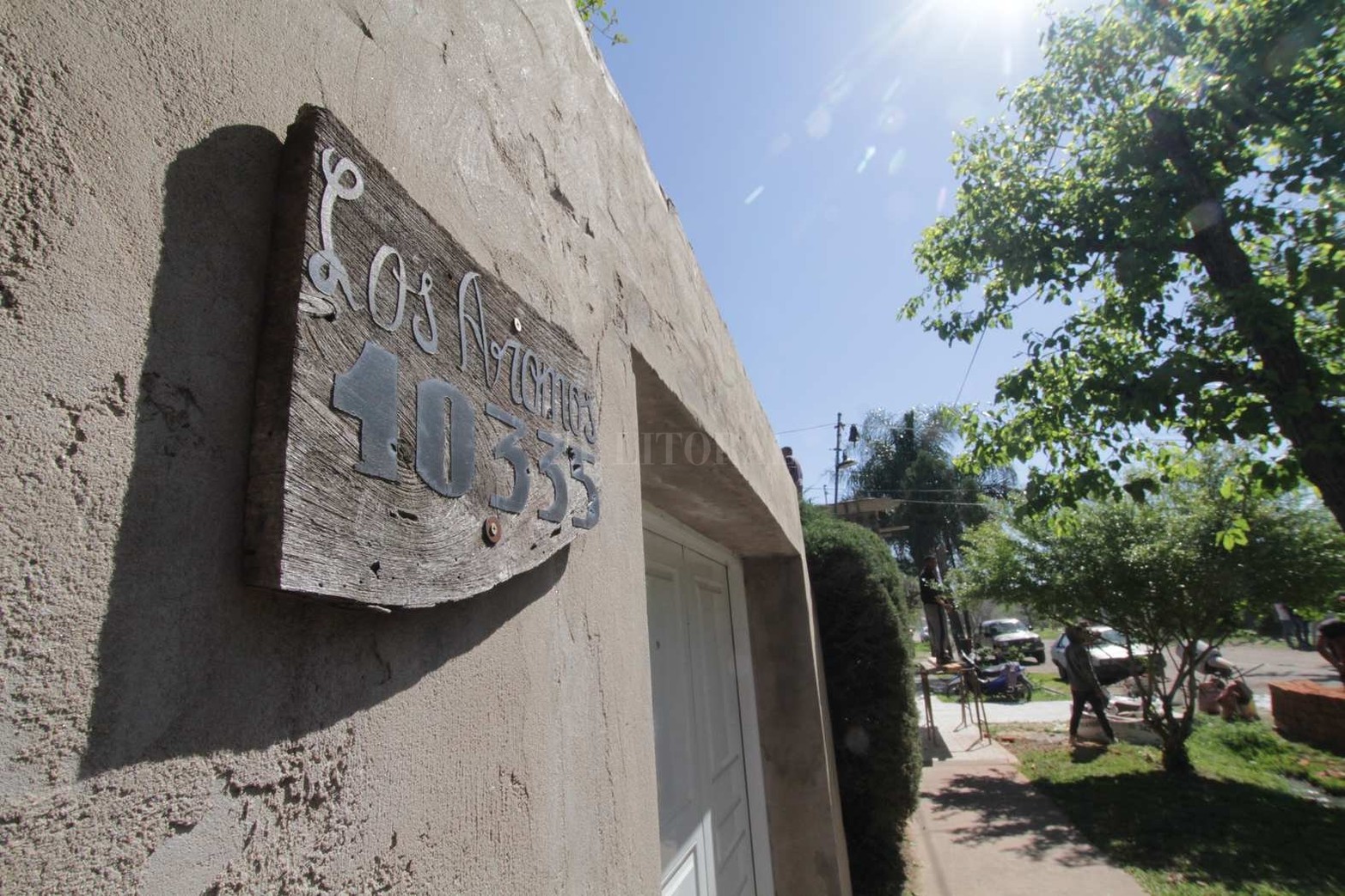 Altos del Valle es uno de los barrios que traza el límite norte de la ciudad con la localidad de Ángel Gallardo. También es el barrio que tiene como particularidad que, de norte a sur, sus calles llevan nombre de flores y, de este a oeste, de árboles.