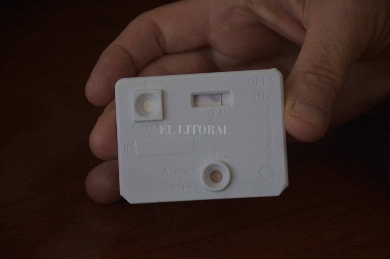 Una rayita indica no reactivo, dos rayitas es un posible positivo. En este último caso se hace la derivación al Cemafé que es el centro de referencia de VIH, con un turno otorgado previamente; una vez allí se realiza una prueba de laboratorio, se hace el análisis de carga viral, se manda a Rosario y de acuerdo a la cantidad de virus, será detectable o no detectable.