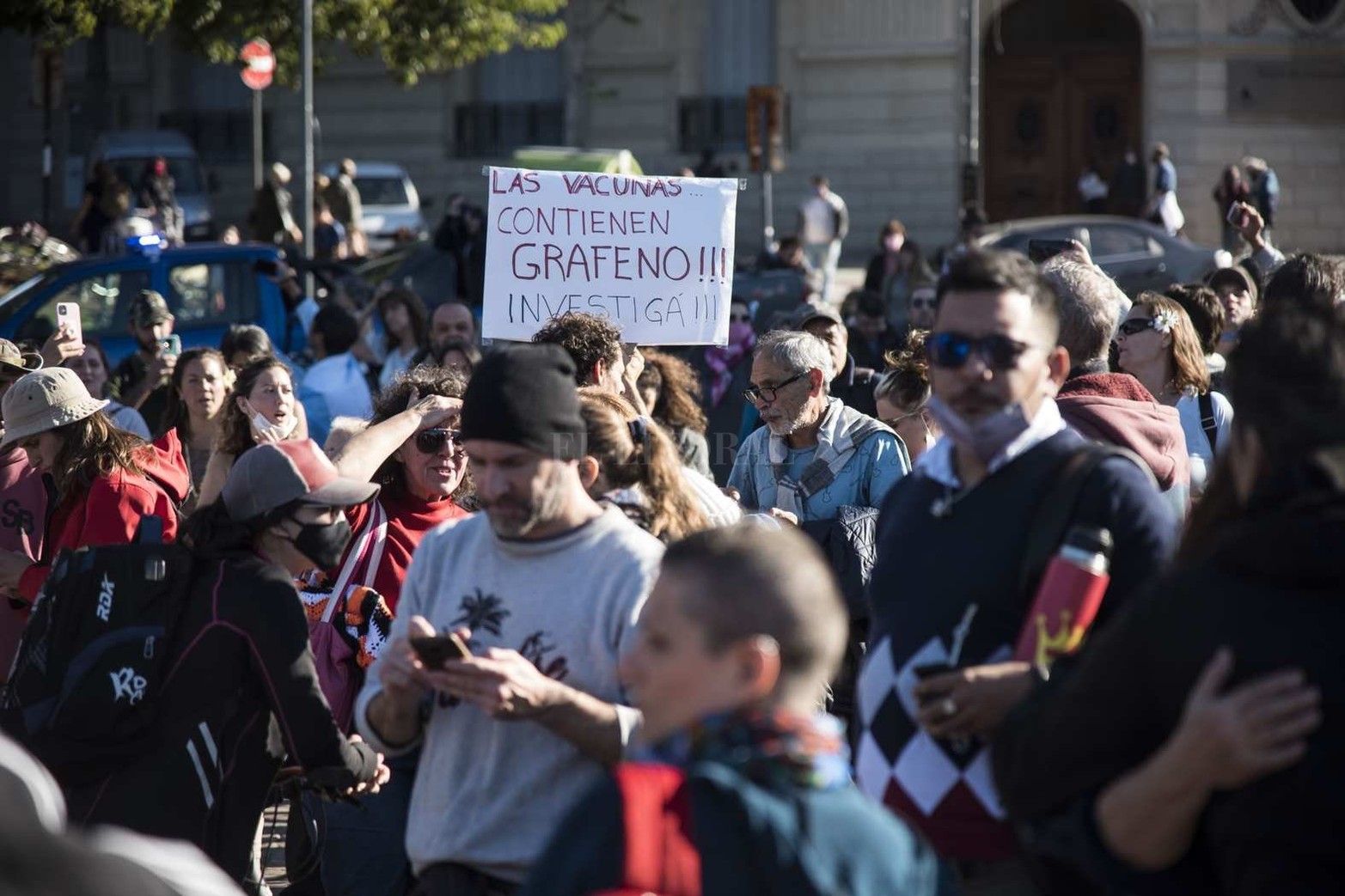 Un grupo numeroso de personas se manifestó en la zona del Monumento en contra de las medidas de aislamiento social que rigen hasta el 30 de junio. La Policía de la Provincia logró despejar la zona y se llevó detenidas a una veintena de personas.