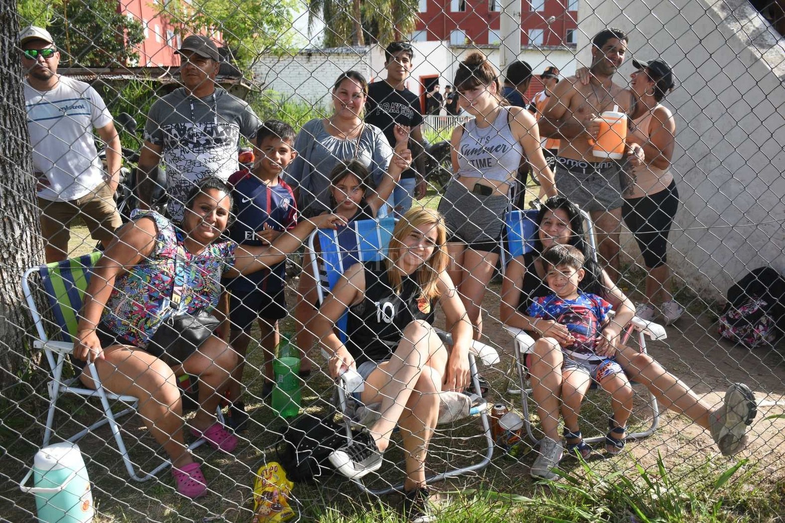 Fútbol Liga_Incidencias y color de los partidos disputados en canchas de Banco y Las Flores II 
entre los locales y  Belgrano de Coronda y Alto Verde respectivamente .