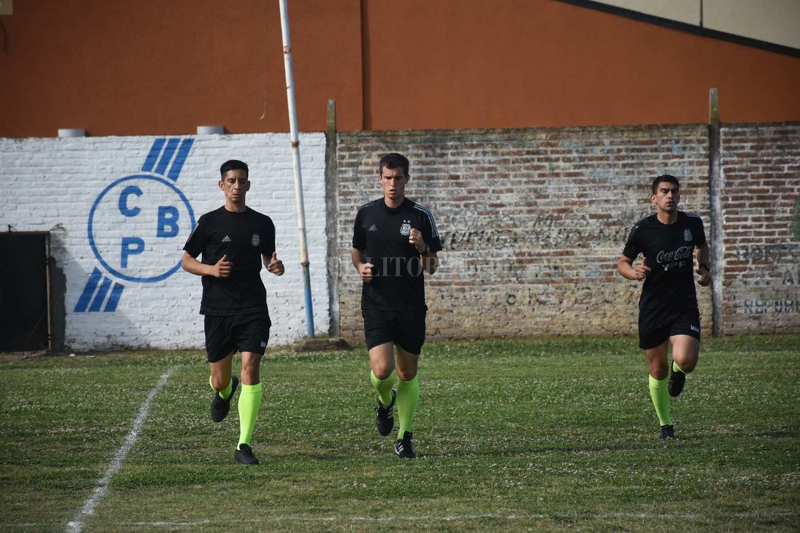 Fútbol Liga_Incidencias y color de los partidos disputados en canchas de Banco y Las Flores II 
entre los locales y  Belgrano de Coronda y Alto Verde respectivamente .