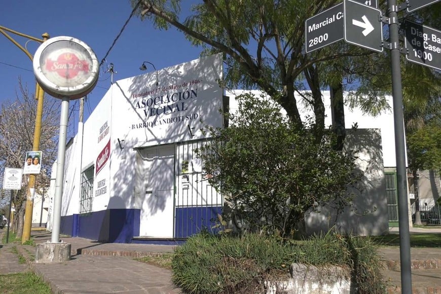 ELLITORAL_GALL_86518 | Juan Vittori La fachada de la Vecinal, ubicada en Candioti y Diagonal Caseros. Noventa manzanas conforman el barrio Candioti Sur de la capital provincial.