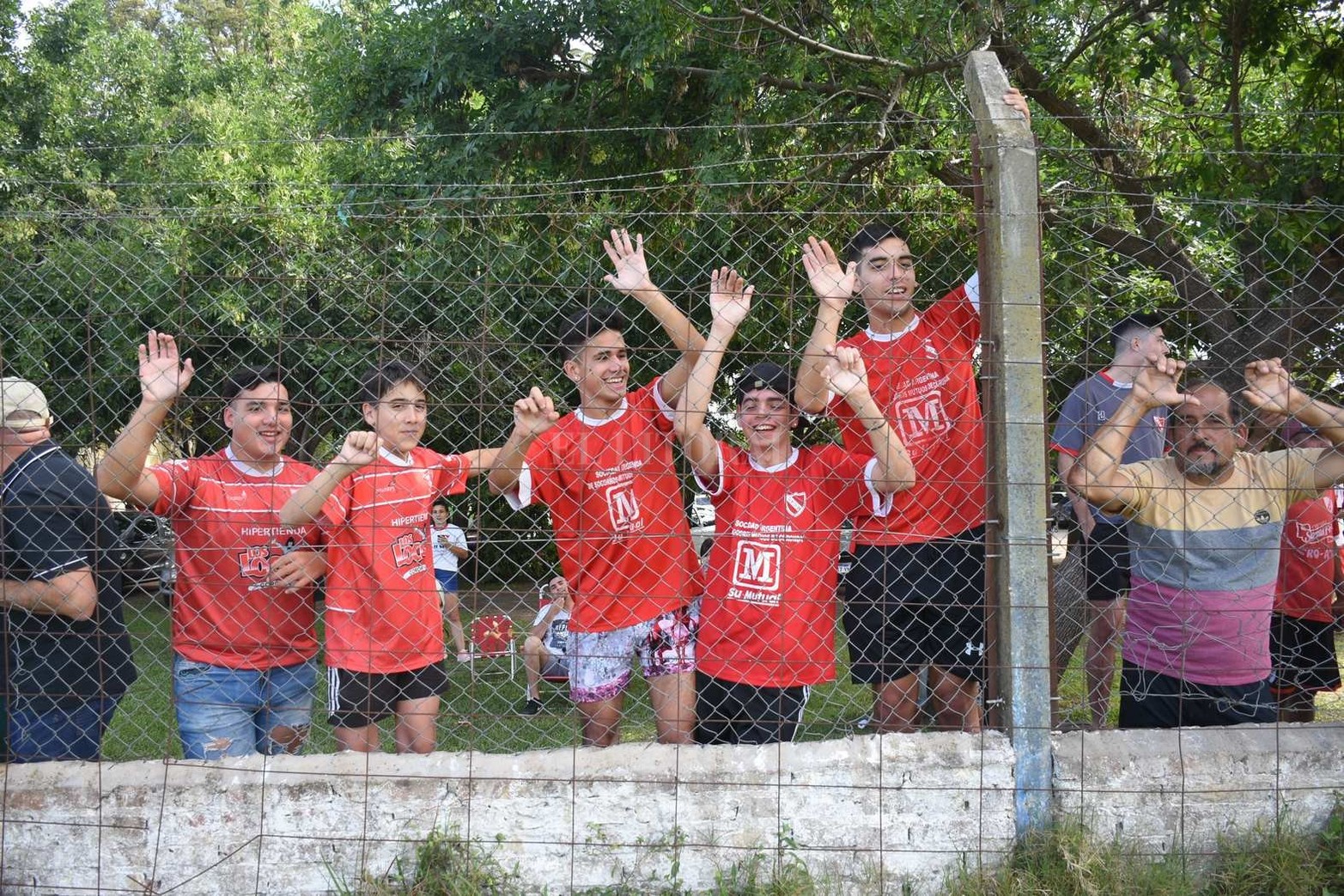 Fútbol Liga_Incidencias y color de los partidos disputados en canchas de Banco y Las Flores II 
entre los locales y  Belgrano de Coronda y Alto Verde respectivamente .