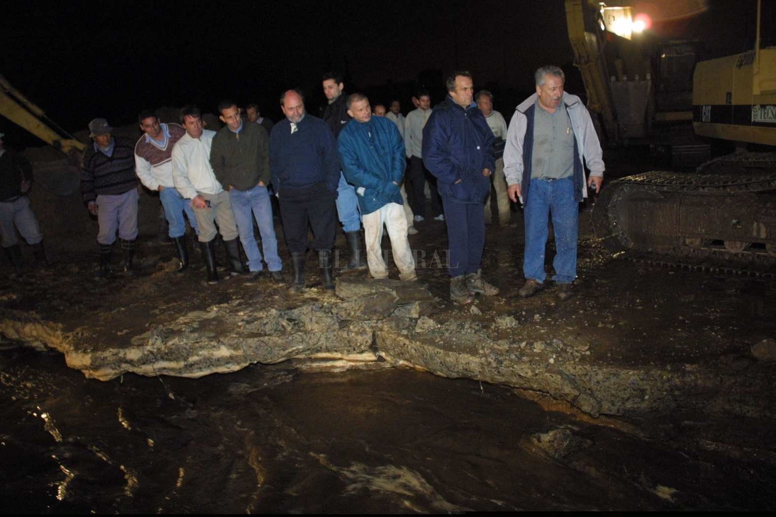 Inundación de 2003. Reutemann en el operativo de apertura de varias brechas en la avenida Mar Argentino.