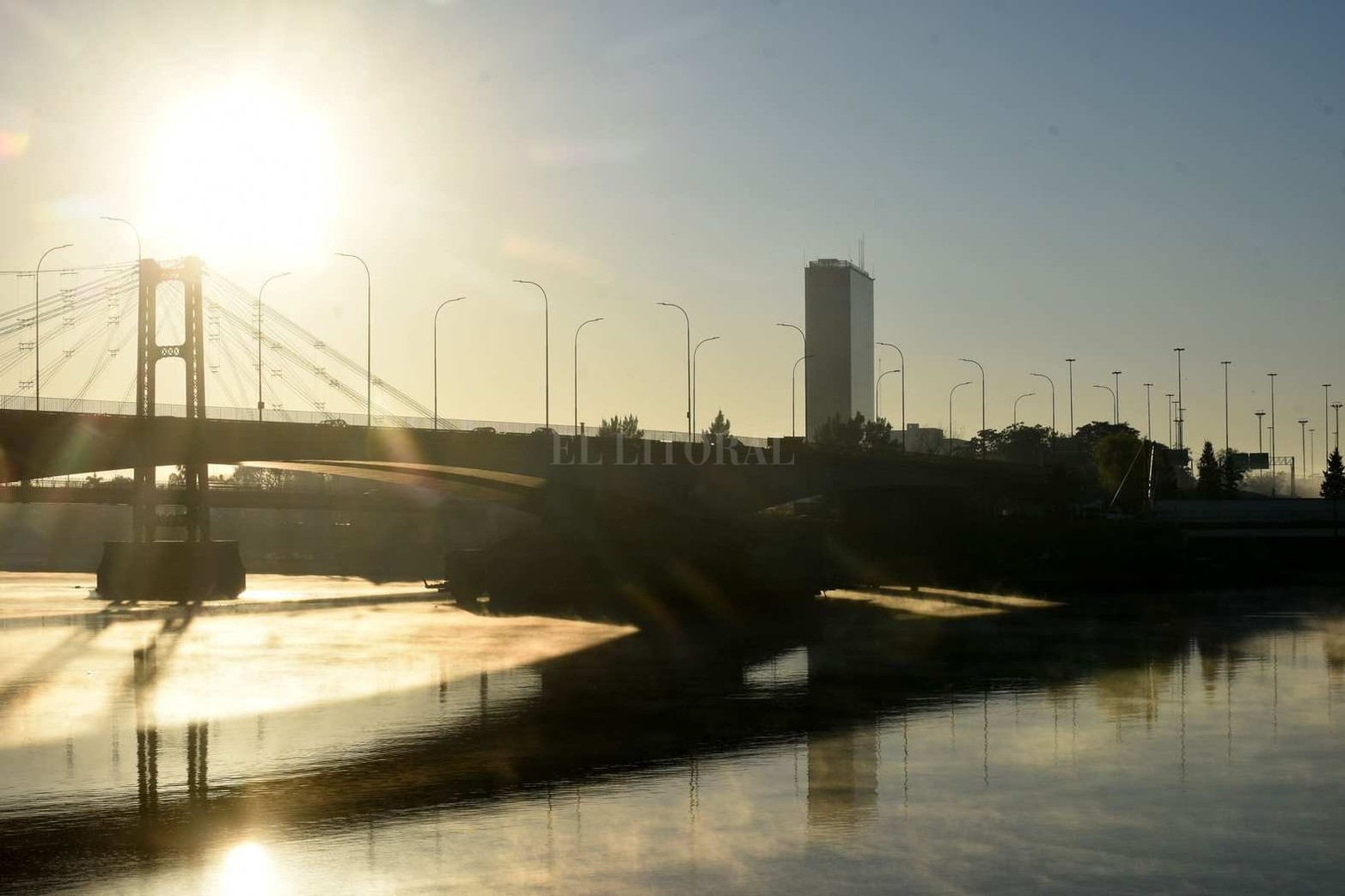 Los bruscos cambios de temperatura es uno de los factores por los cuales se suele formar esta bruma sobre el agua.