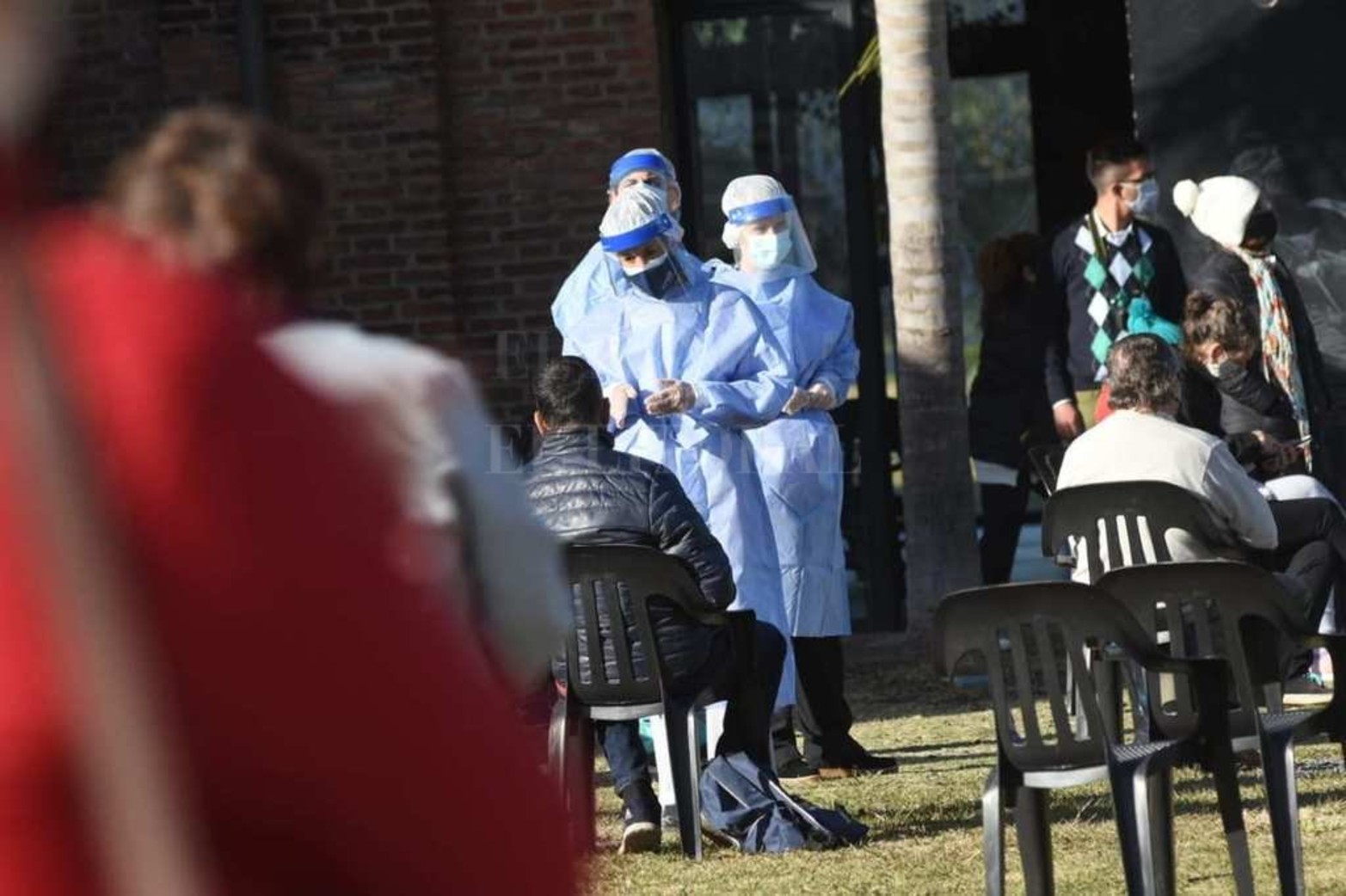 Sin turnos. Pueden asistir personas que sientan síntomas covid. El viernes 4 está en Gálvez (Hosp. Alfredo Baetti); Sábado 5 en  Sauce Viejo en el Aeropuerto; Domingo 6 en Esperanza (Amado Aufranc 998); Lunes 7 en Barrio Yapeyú (12 de Octubre 9700) y Martes 8 en Barrio Centenario (10 de Junio al 400).