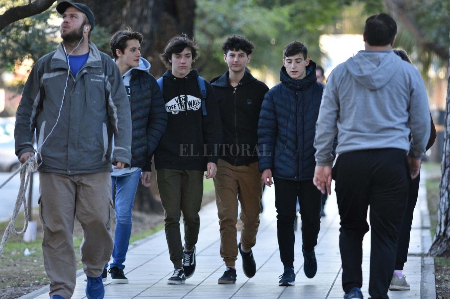 Se celebra el Día del Amigo y muchos grupos de personas salen a festejar en bares, restaurantes y espacios públicos tradicionales de la ciudad.